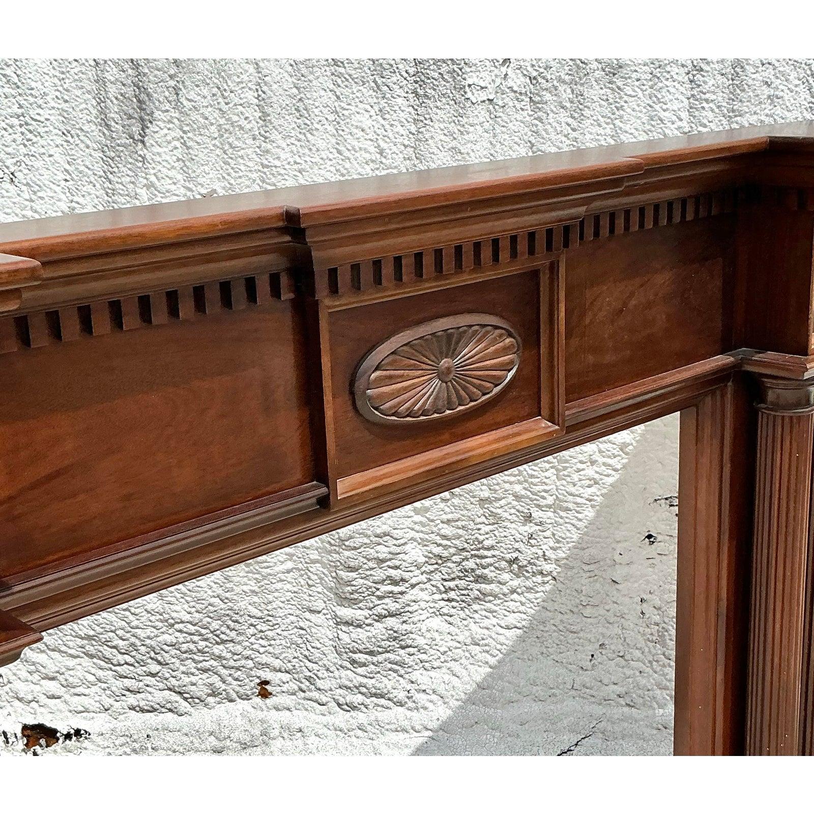 Cheminée Vintage Regency sculptée Bon état - En vente à west palm beach, FL