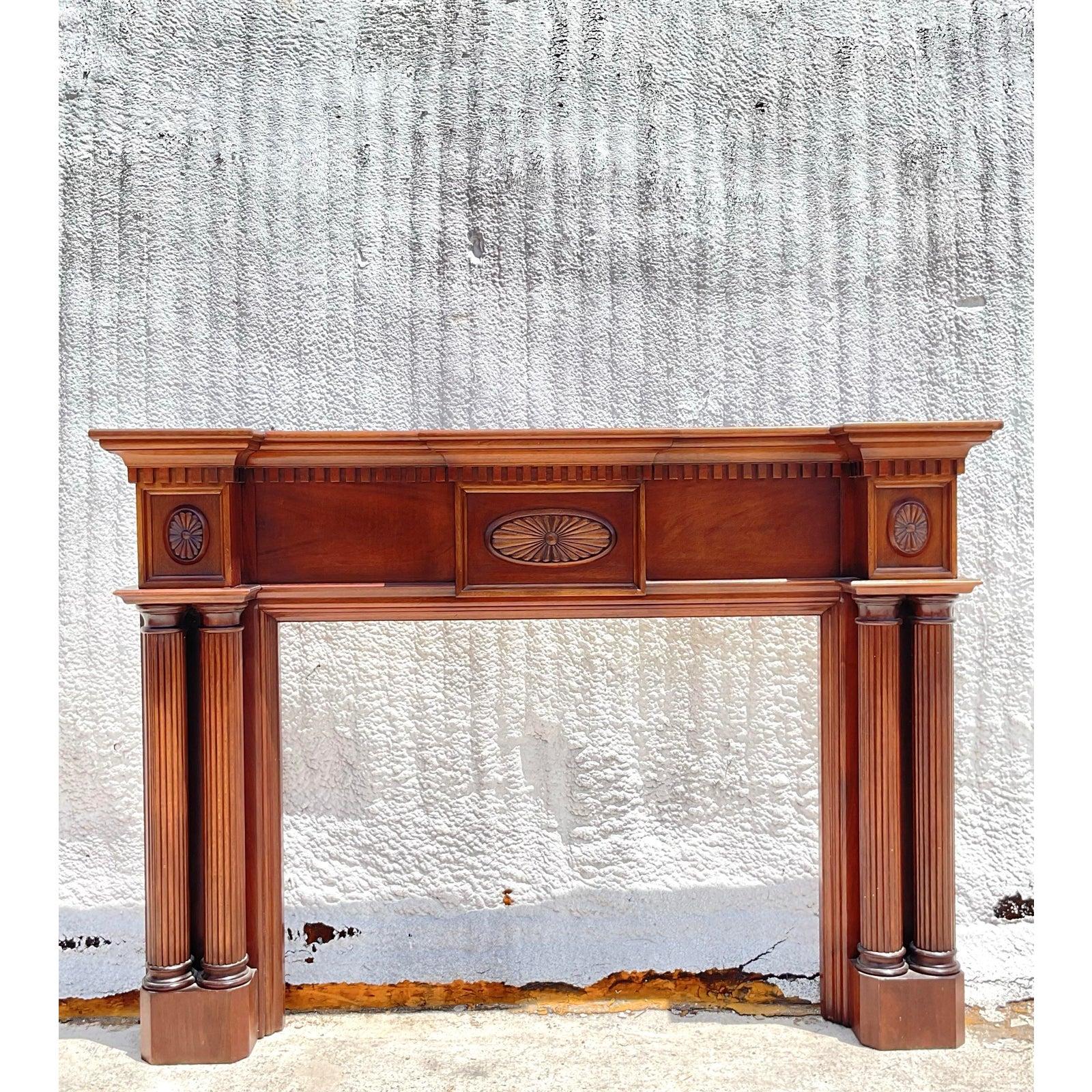 Bois Cheminée Vintage Regency sculptée en vente