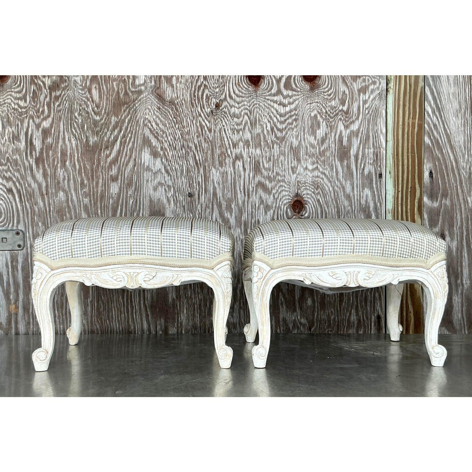 Pouf Vintage Regency sculpté - une paire en vente 4