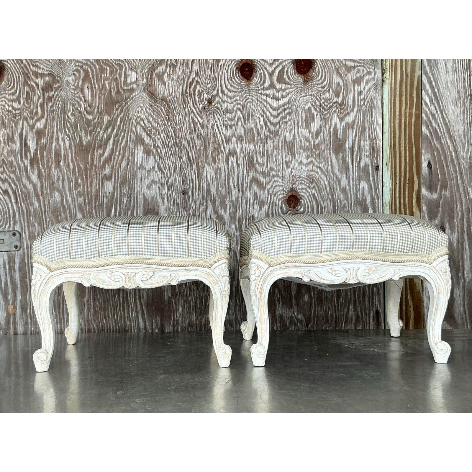 Américain Pouf Vintage Regency sculpté - une paire en vente