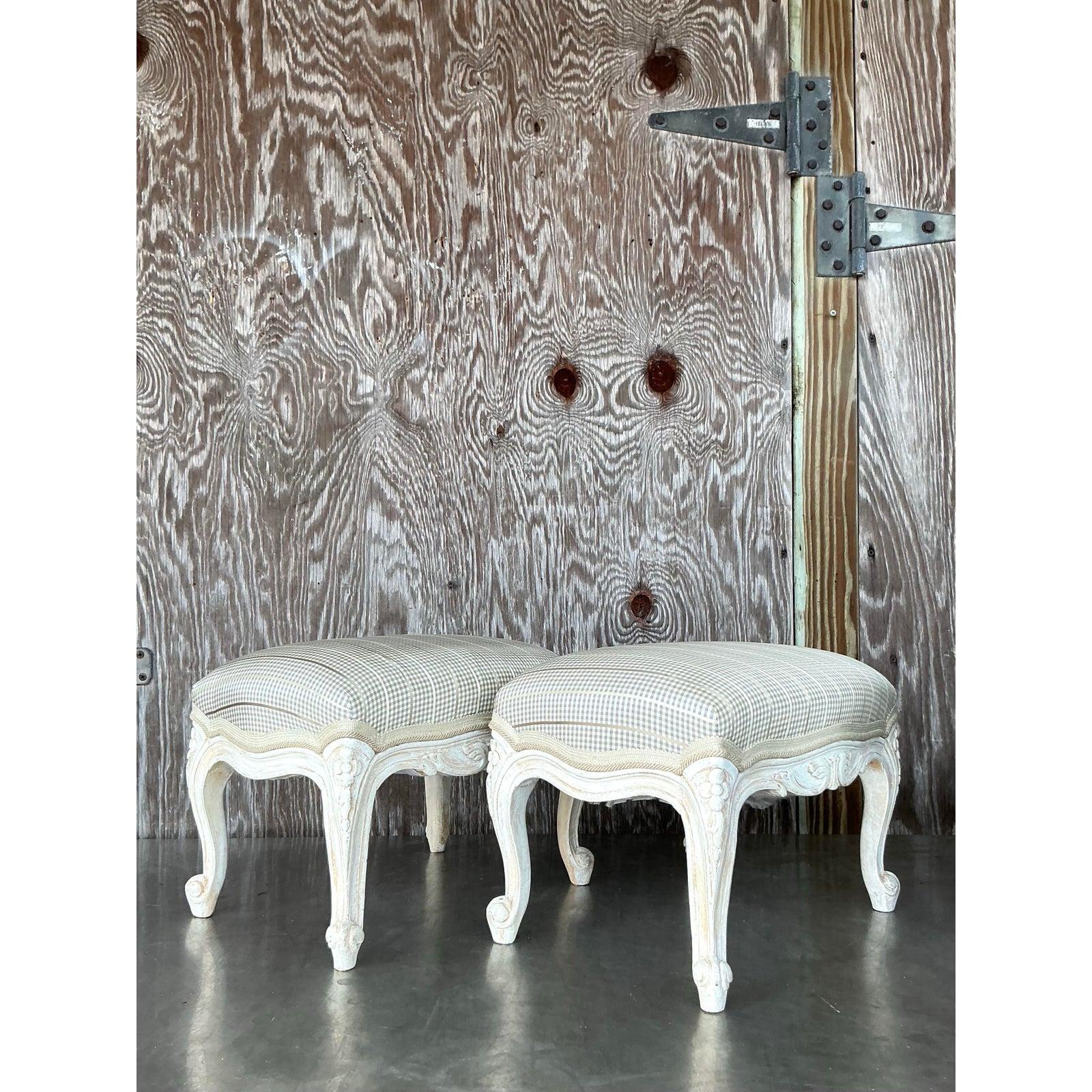 Pouf Vintage Regency sculpté - une paire Bon état - En vente à west palm beach, FL