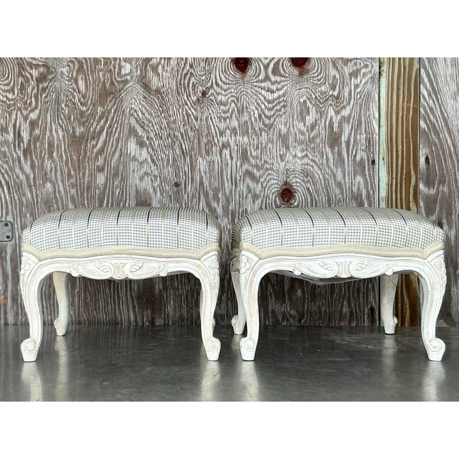 Pouf Vintage Regency sculpté - une paire en vente 1