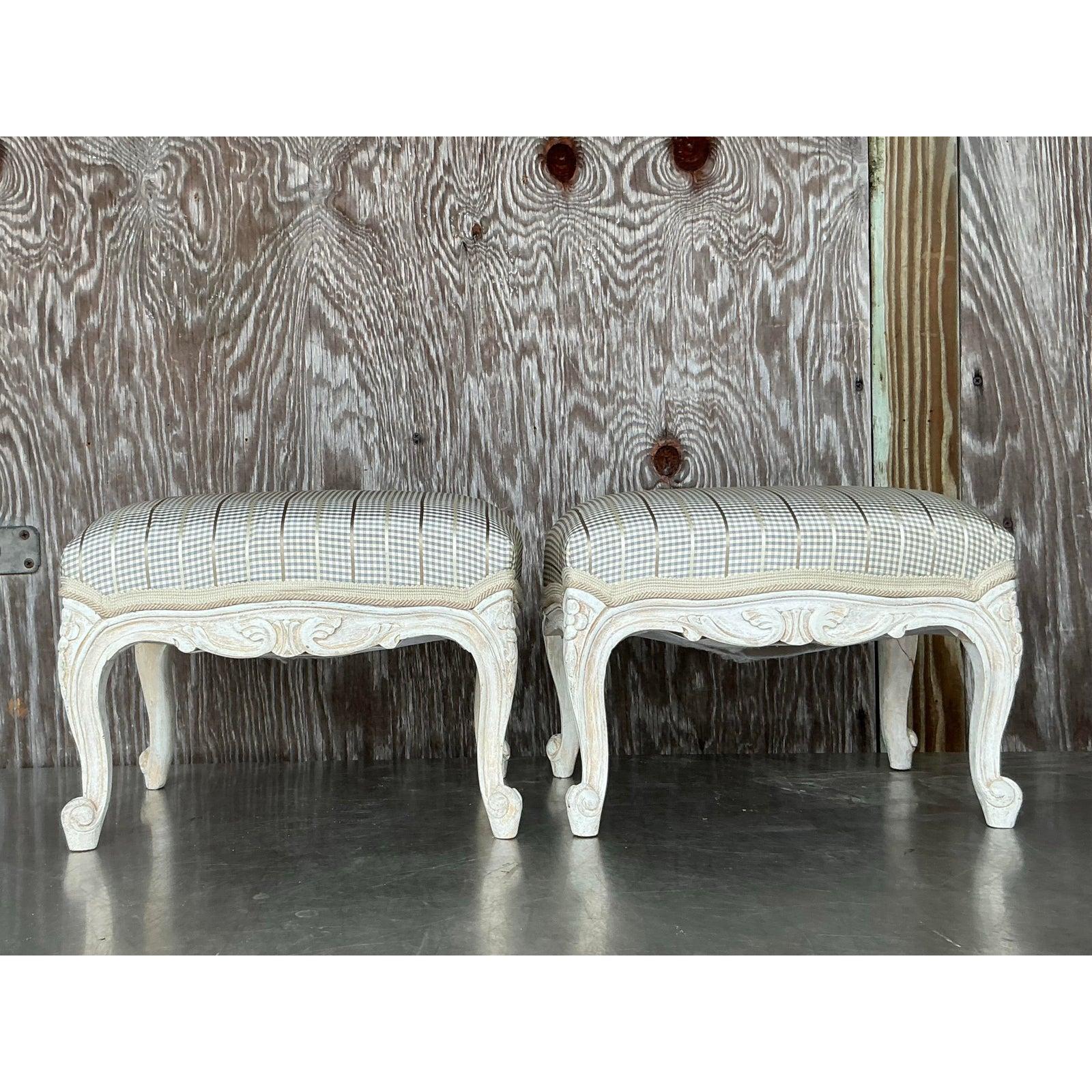 Pouf Vintage Regency sculpté - une paire en vente 2