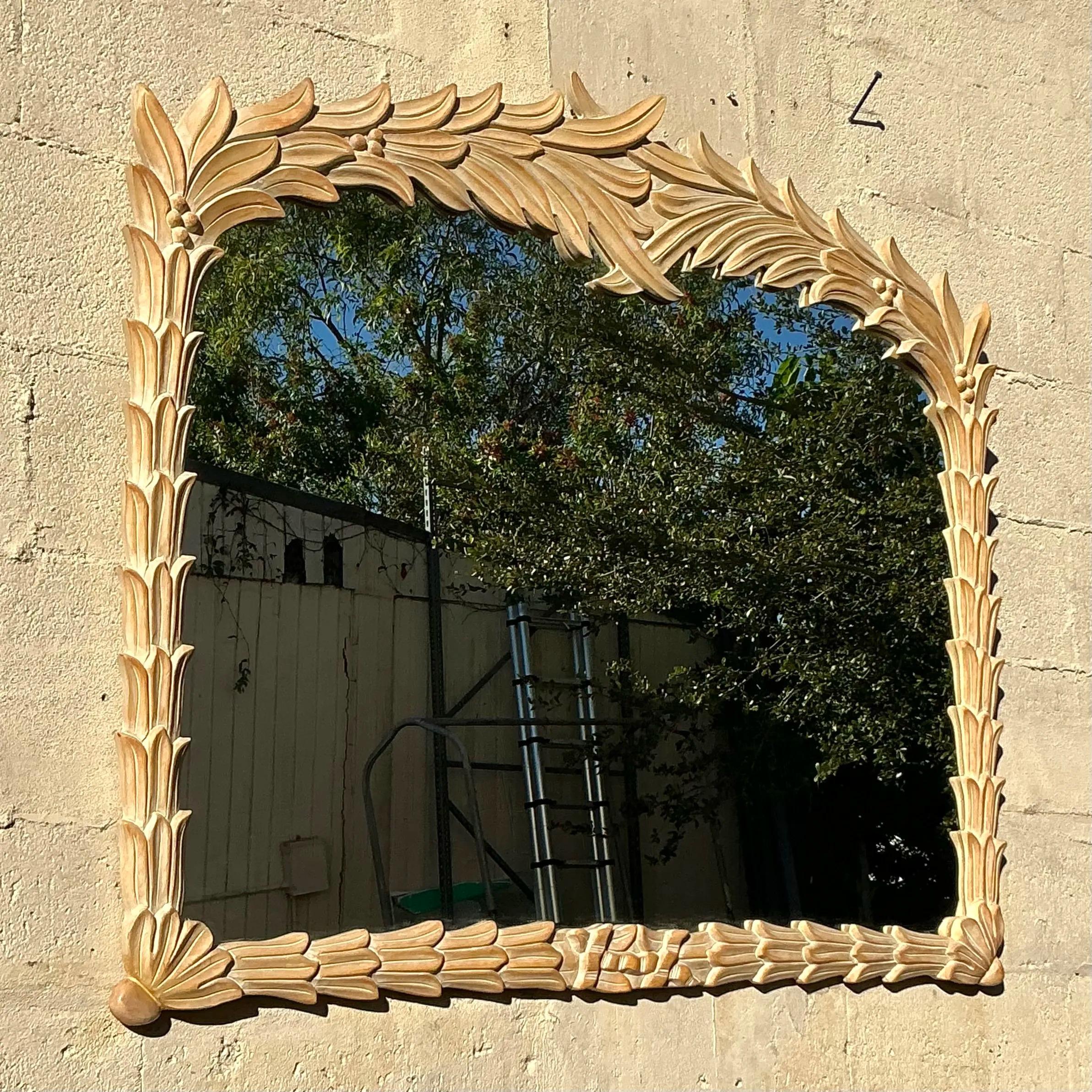 Espejo de fronda tallada de estilo Regencia vintage con un elegante marco de inspiración botánica con intrincados detalles. Su diseño atemporal combina sofisticación y encanto natural, convirtiéndolo en un impresionante punto focal en cualquier