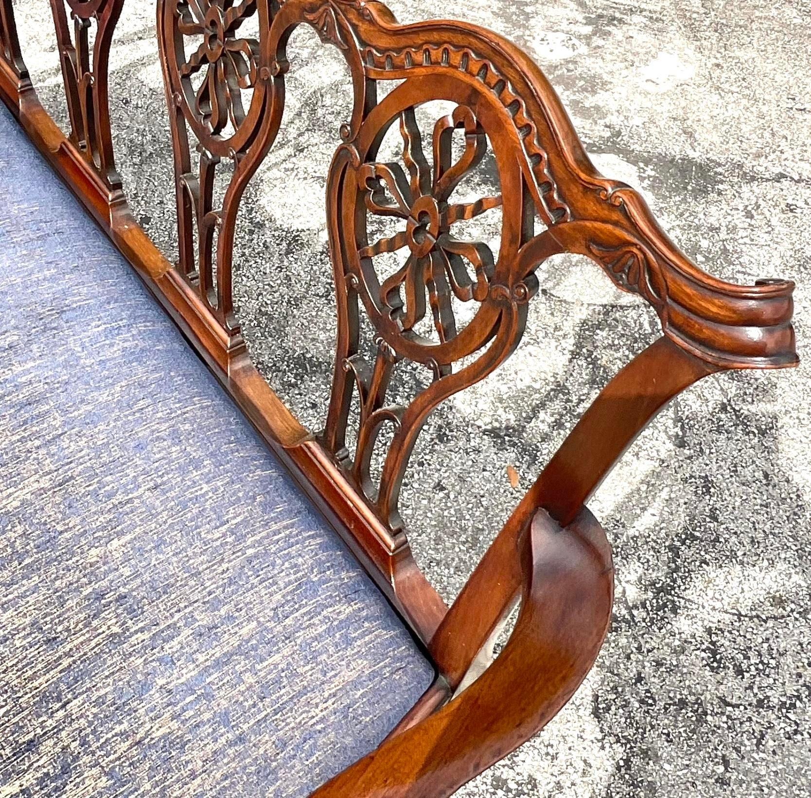Schwelgen Sie in der Opulenz vergangener Zeiten mit der Vintage Regency Carved Georgian Bench, einem Zeugnis zeitloser amerikanischer Eleganz. Dieses sorgfältig gefertigte Möbelstück mit aufwändigen Schnitzereien und prächtiger Polsterung verkörpert