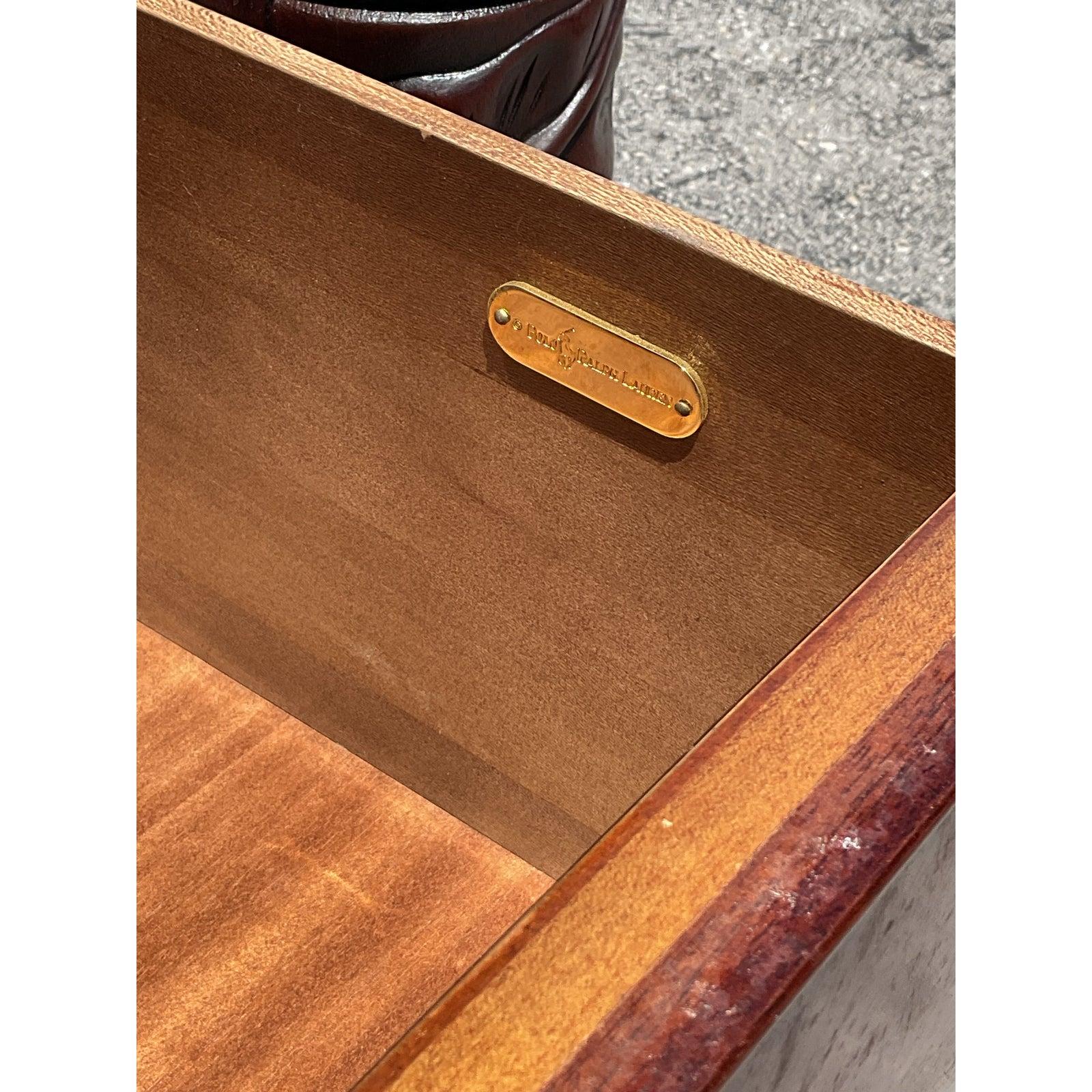 Armoire Regency vintage en acajou sculpté en vente 4