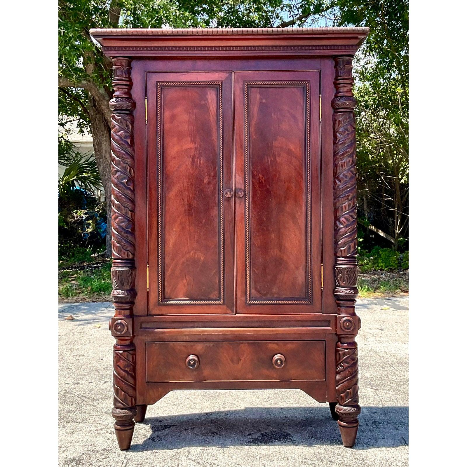 Armoire Regency vintage en acajou sculpté en vente 5