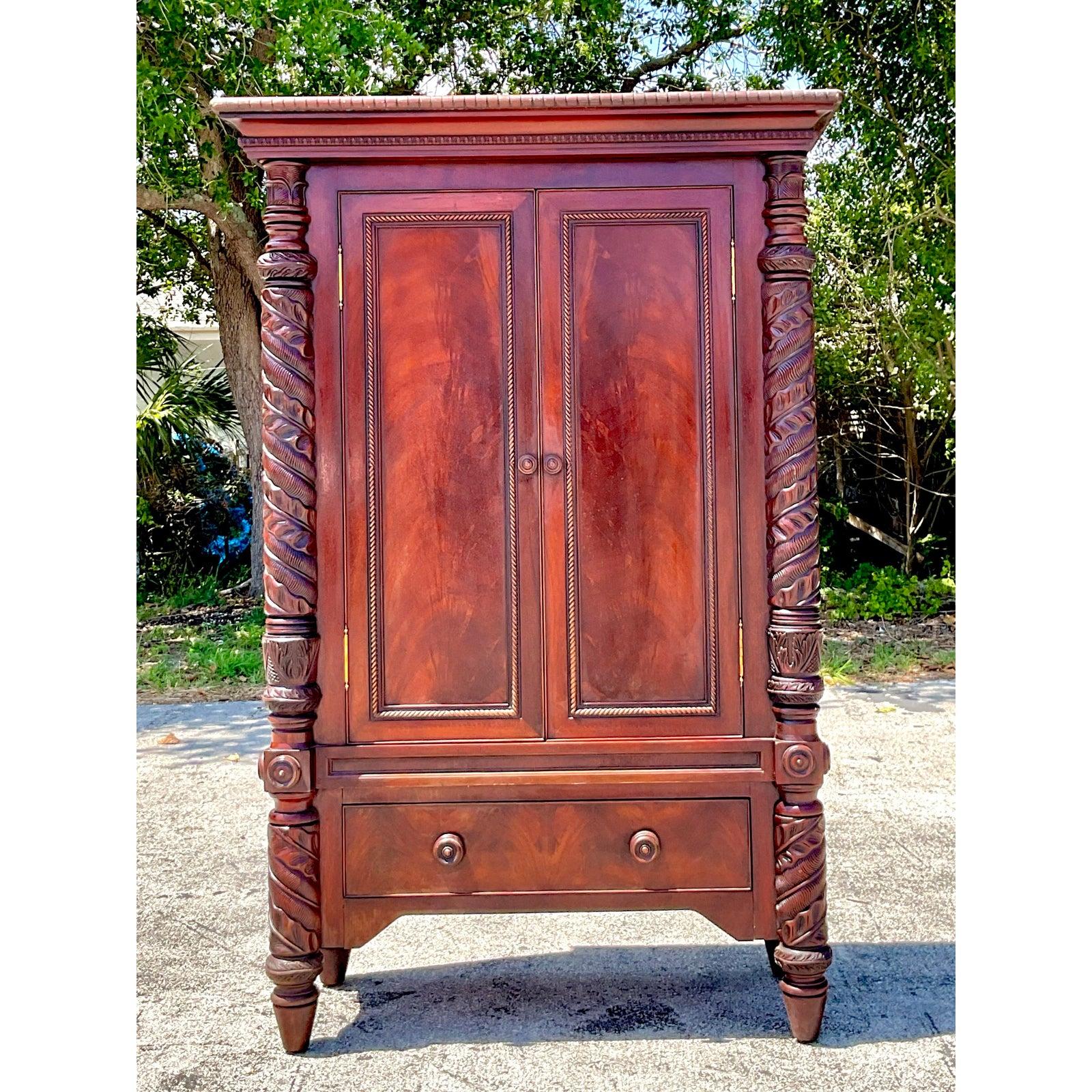 Américain Armoire Regency vintage en acajou sculpté en vente