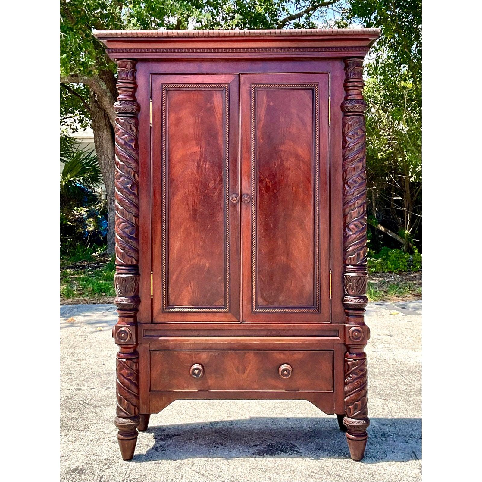 Armoire Regency vintage en acajou sculpté Bon état - En vente à west palm beach, FL
