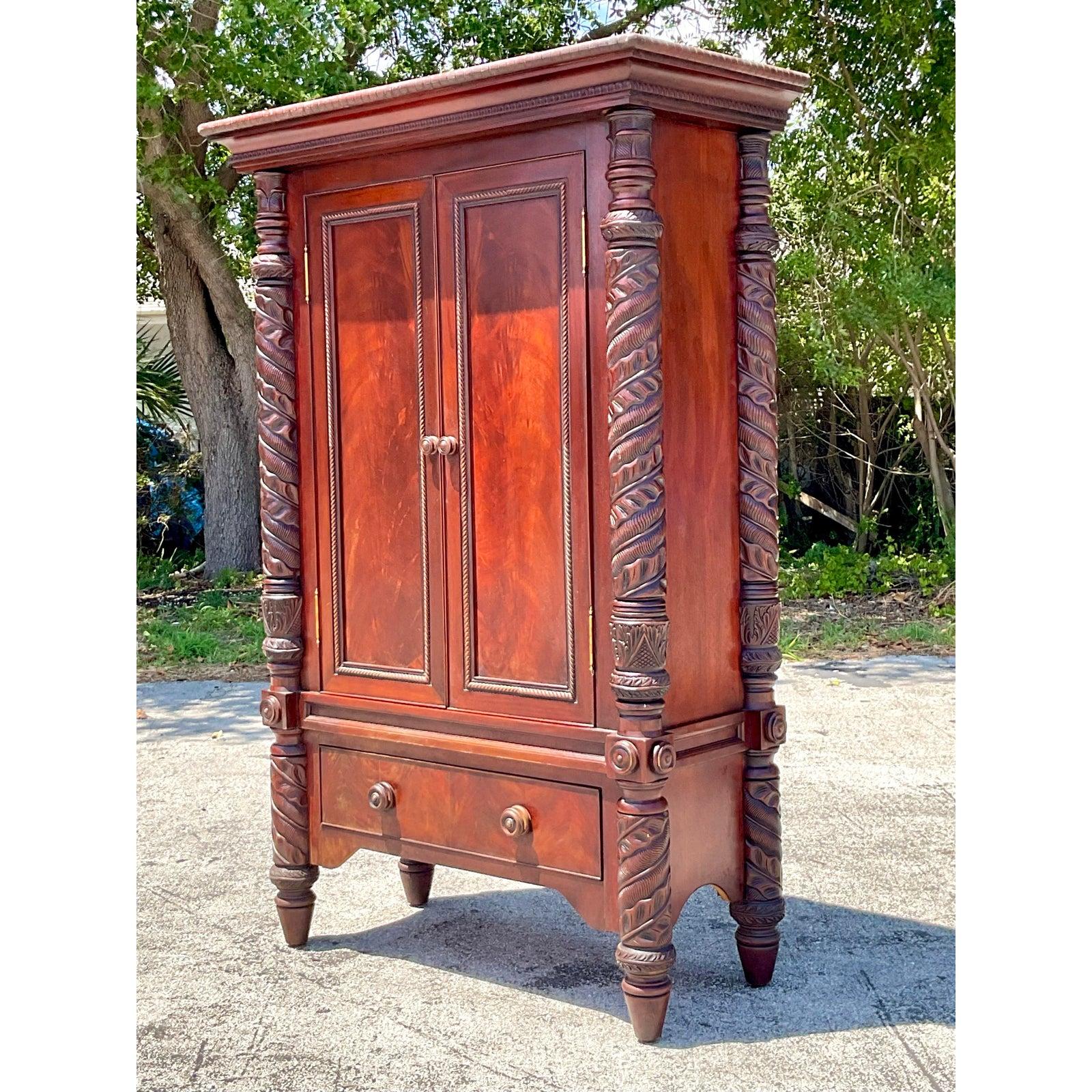 20ième siècle Armoire Regency vintage en acajou sculpté en vente