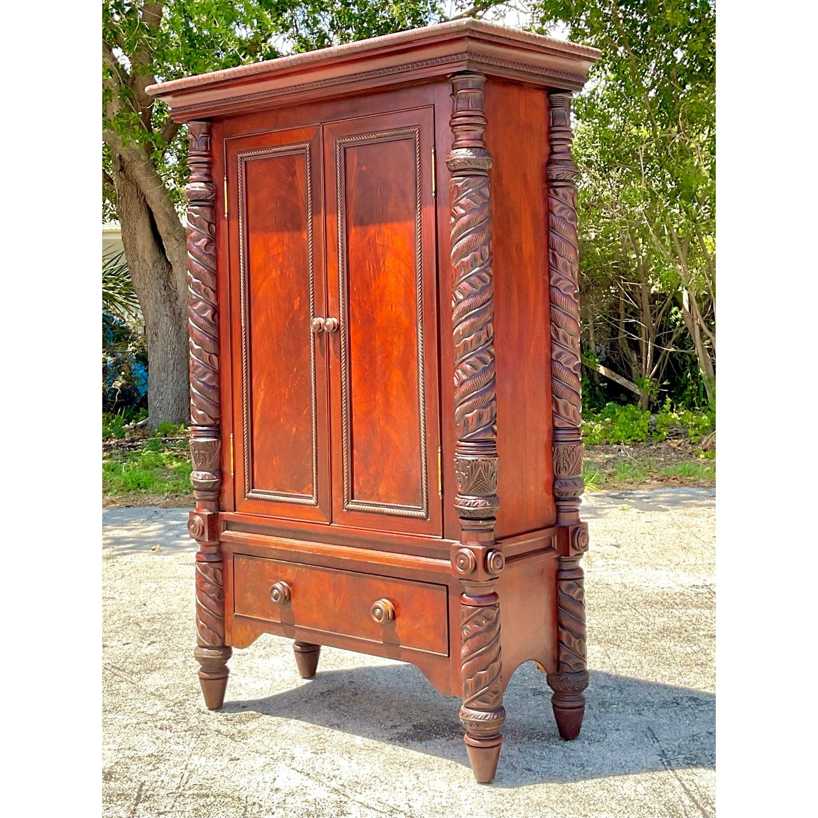 Acajou Armoire Regency vintage en acajou sculpté en vente