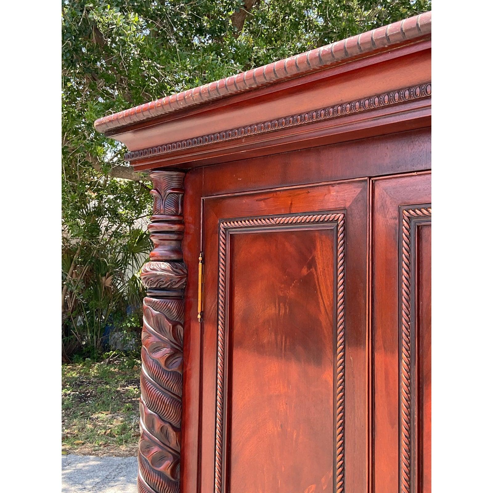 Armoire Regency vintage en acajou sculpté en vente 1