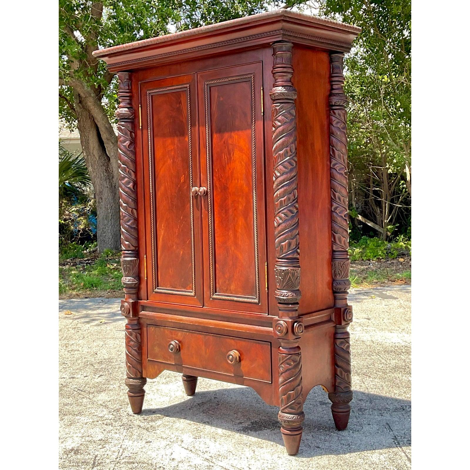 Armoire Regency vintage en acajou sculpté en vente 2