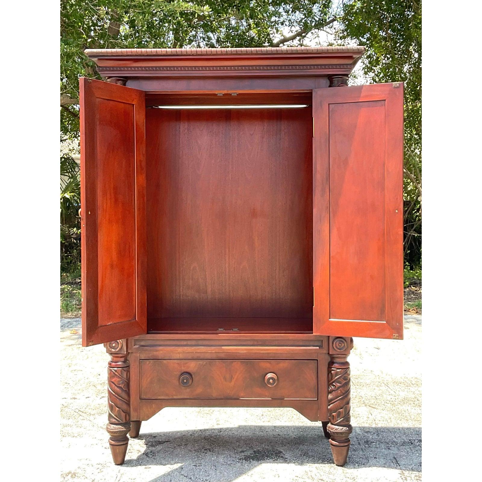 Armoire Regency vintage en acajou sculpté en vente 3