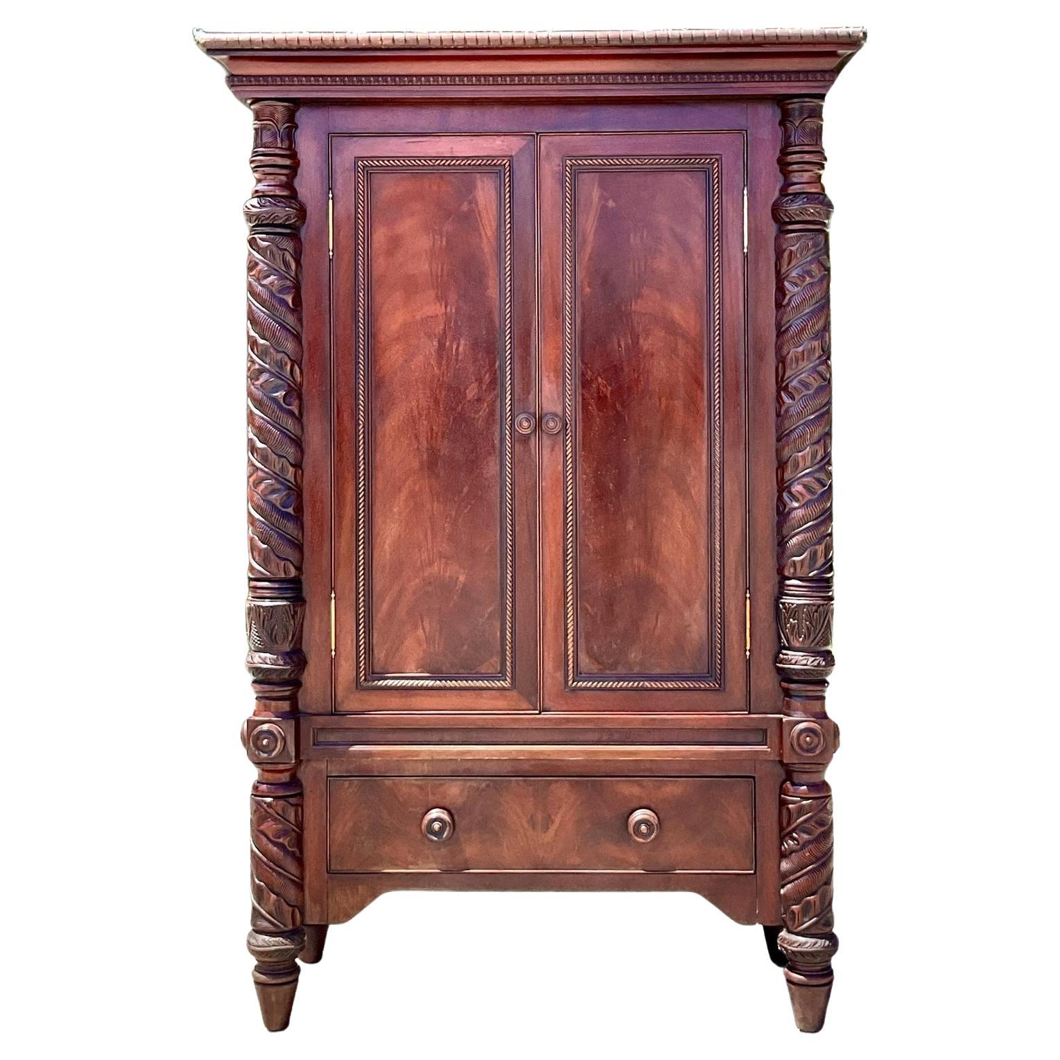 Armoire Regency vintage en acajou sculpté en vente