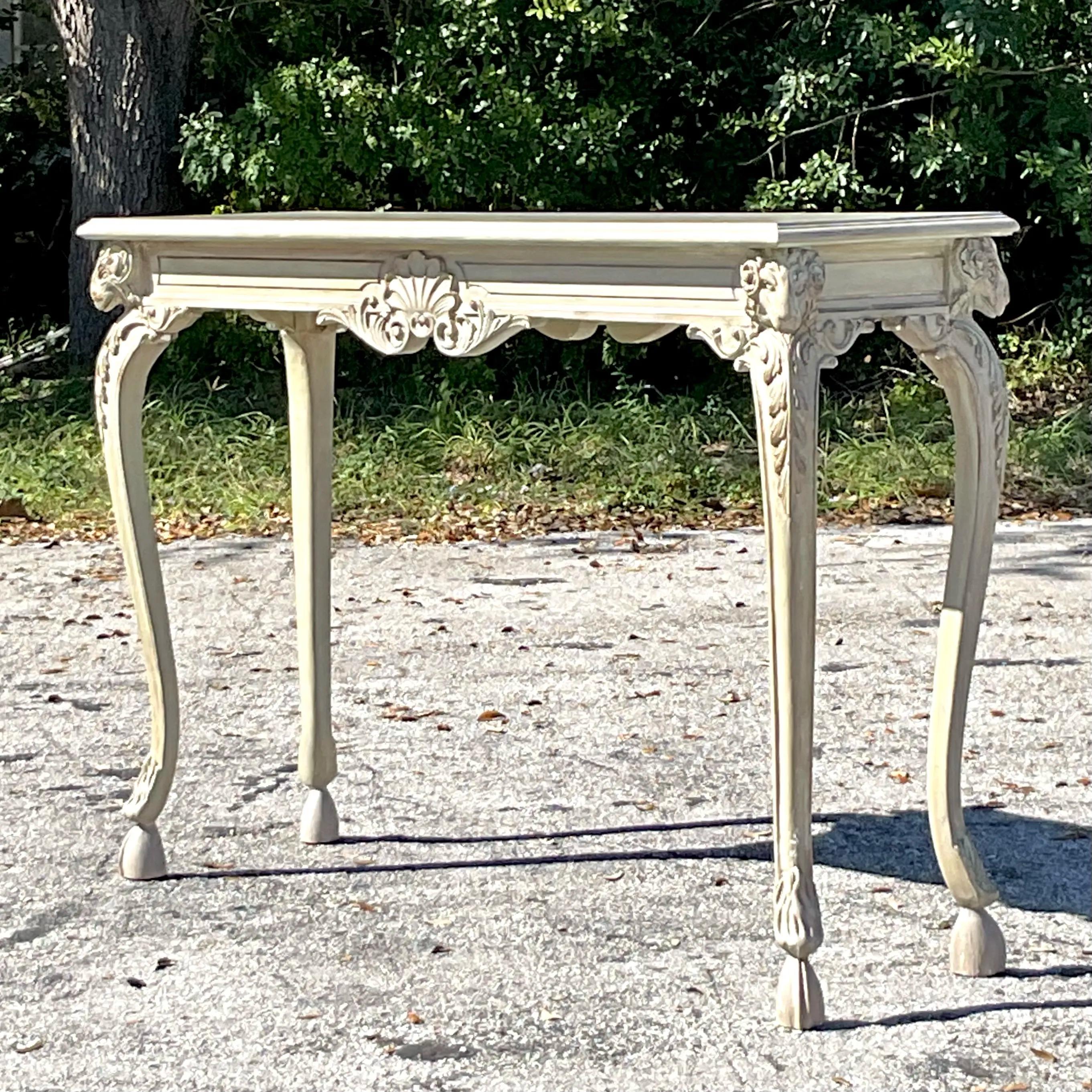 Una splendida consolle in stile Regency che mostra una maestria artigianale con motivi a testa di ariete intricatamente intagliati su ogni angolo, una base graziosamente curva e una ricca finitura in legno lucido. Questo pezzo senza tempo emana