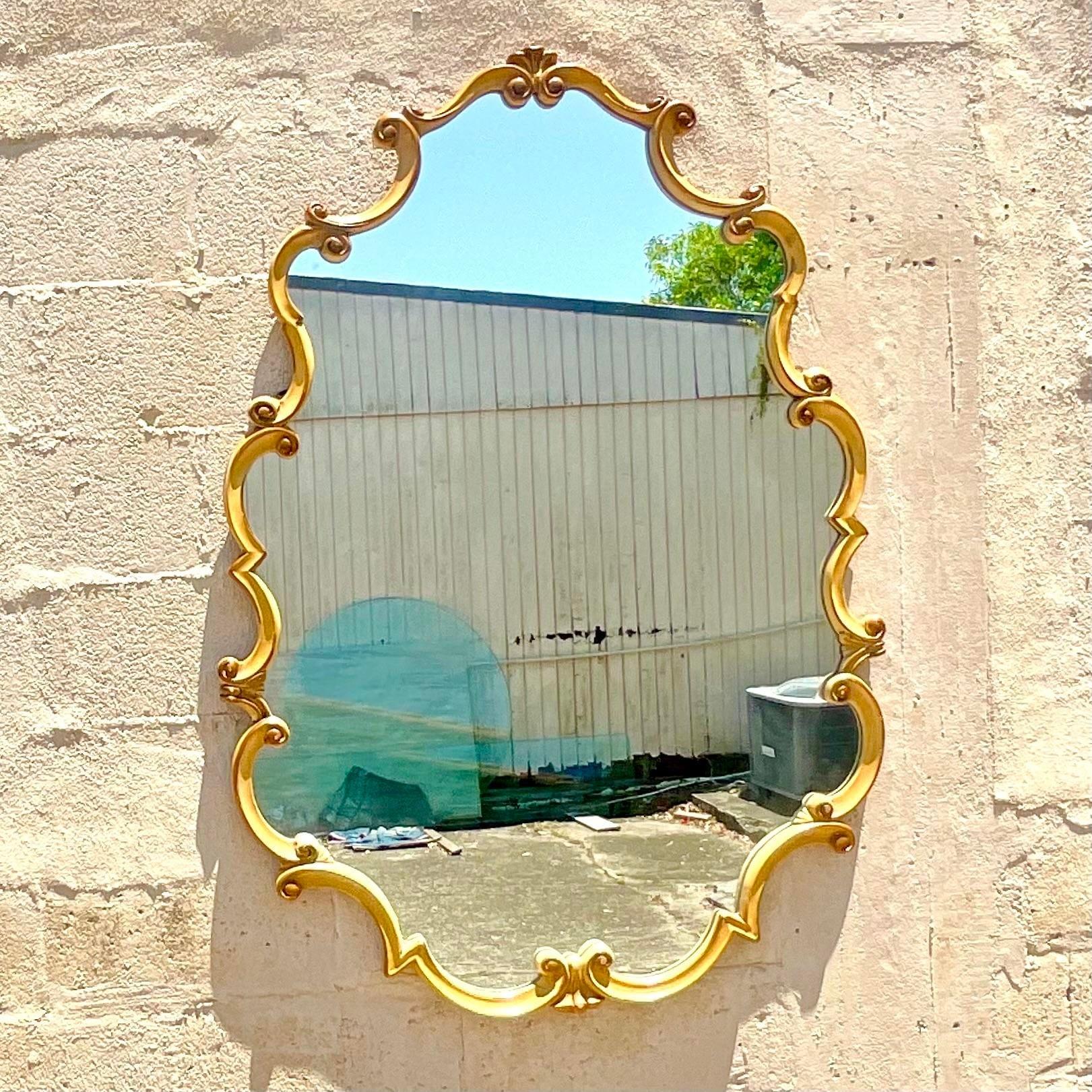 Reflétez l'élégance intemporelle avec notre miroir à volutes sculpté Vintage By. Fabriqué avec des détails méticuleux et inspiré par le design américain classique, ce miroir exsude sophistication et charme, ajoutant une touche de raffinement royal à