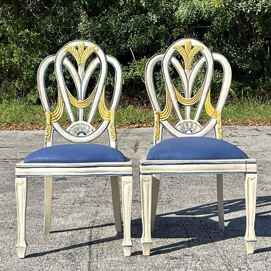 Eleganza senza tempo con queste sedie vintage Regency intagliate. Caratterizzate da dettagli intricati e intagliati, tra cui eleganti motivi a forma di rondine, queste sedie incarnano la grandezza e la raffinatezza del design Regency. Con sedute