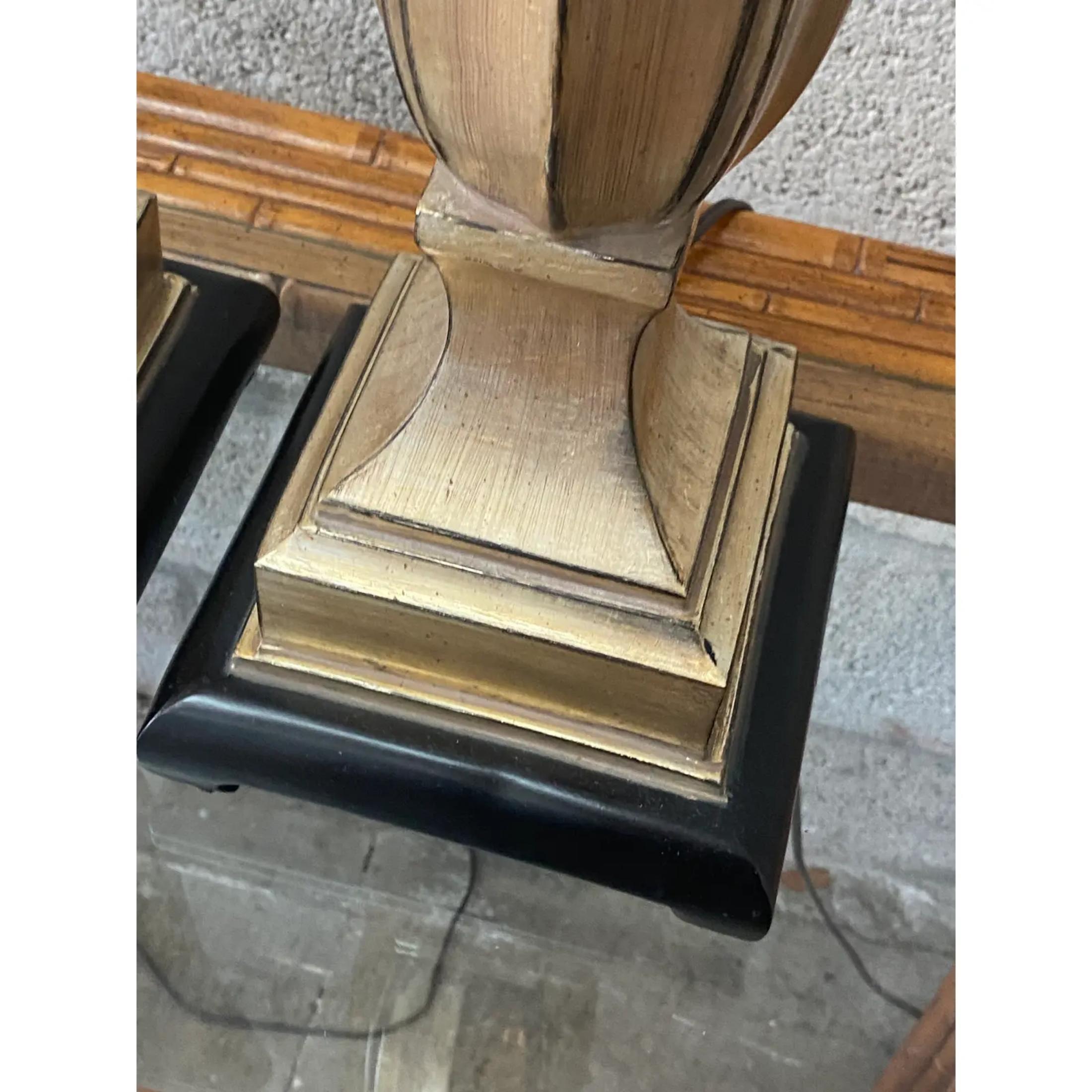 Fantastica coppia di lampade da tavolo vintage. Una finitura argentata e dorata mette in risalto il design a tulipano intagliato. Poggia su un basamento nero. Acquistato da una proprietà di Palm Beach.