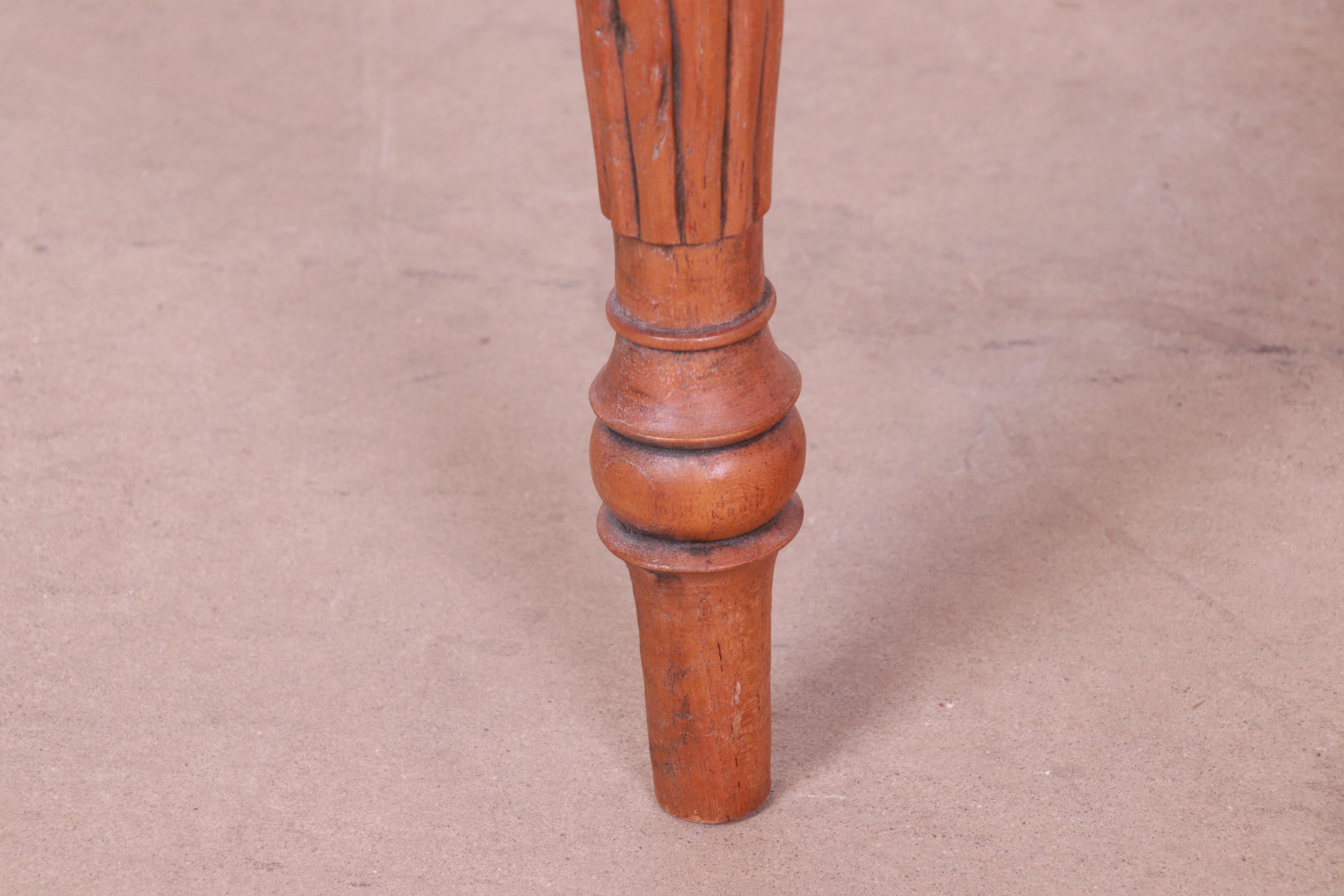 Vintage-Regency-Sessel aus geschnitztem Nussbaum und Schilfrohr, ca. 1940er Jahre im Angebot 6