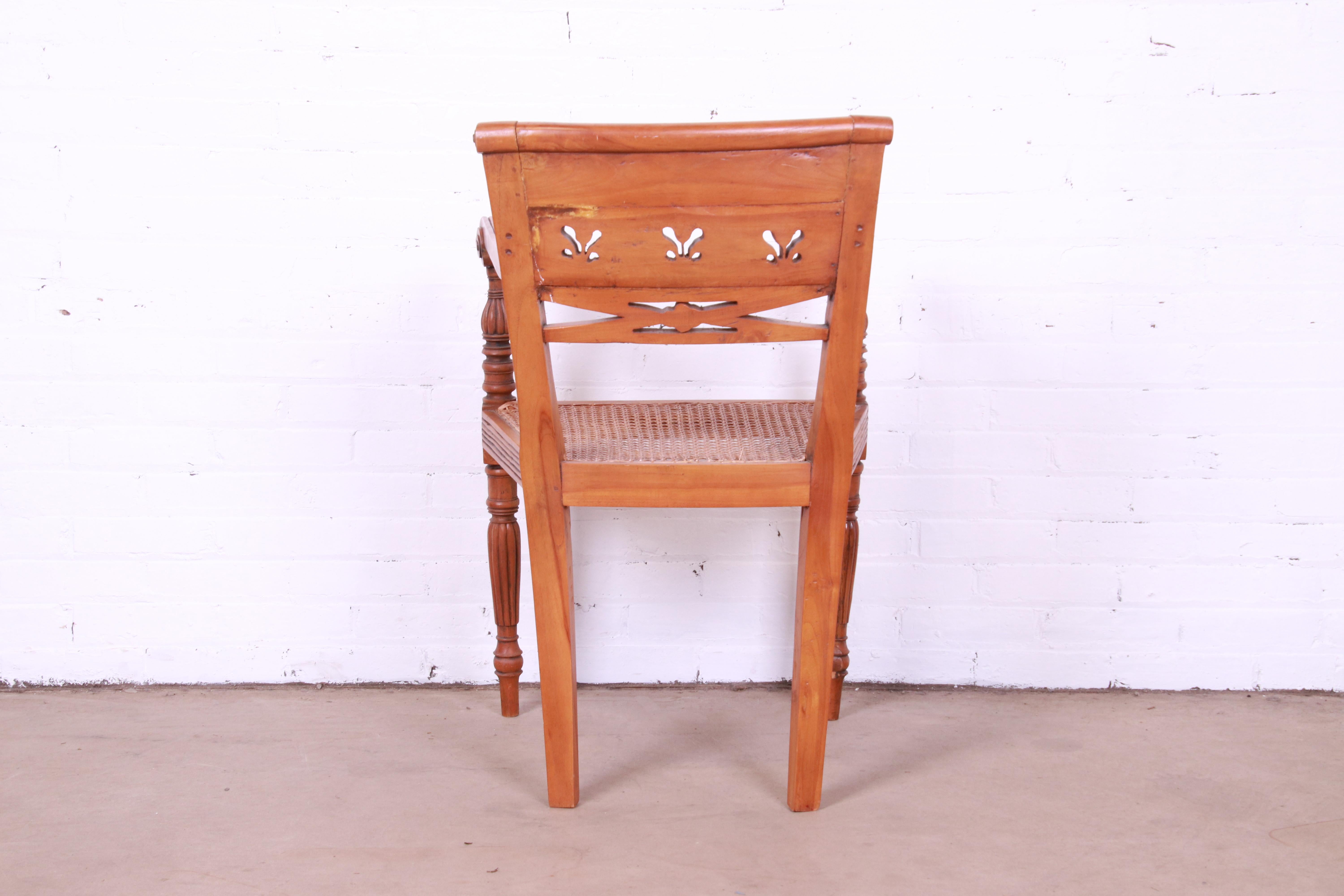 Vintage-Regency-Sessel aus geschnitztem Nussbaum und Schilfrohr, ca. 1940er Jahre im Angebot 8
