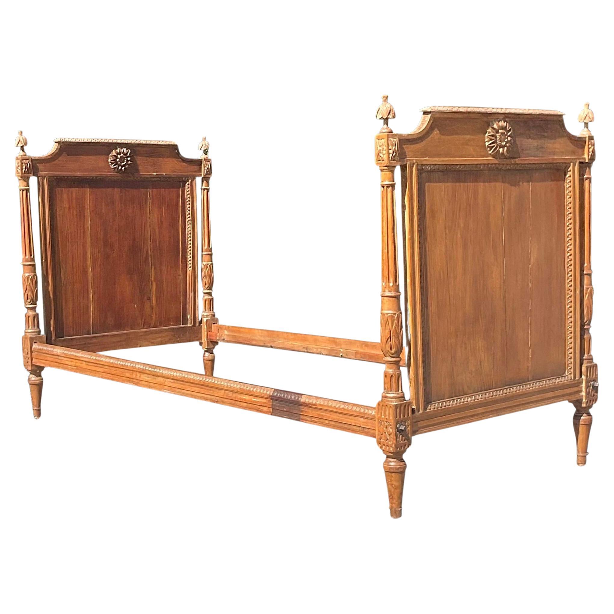 Lit de jour Vintage Regency en bois sculpté en vente