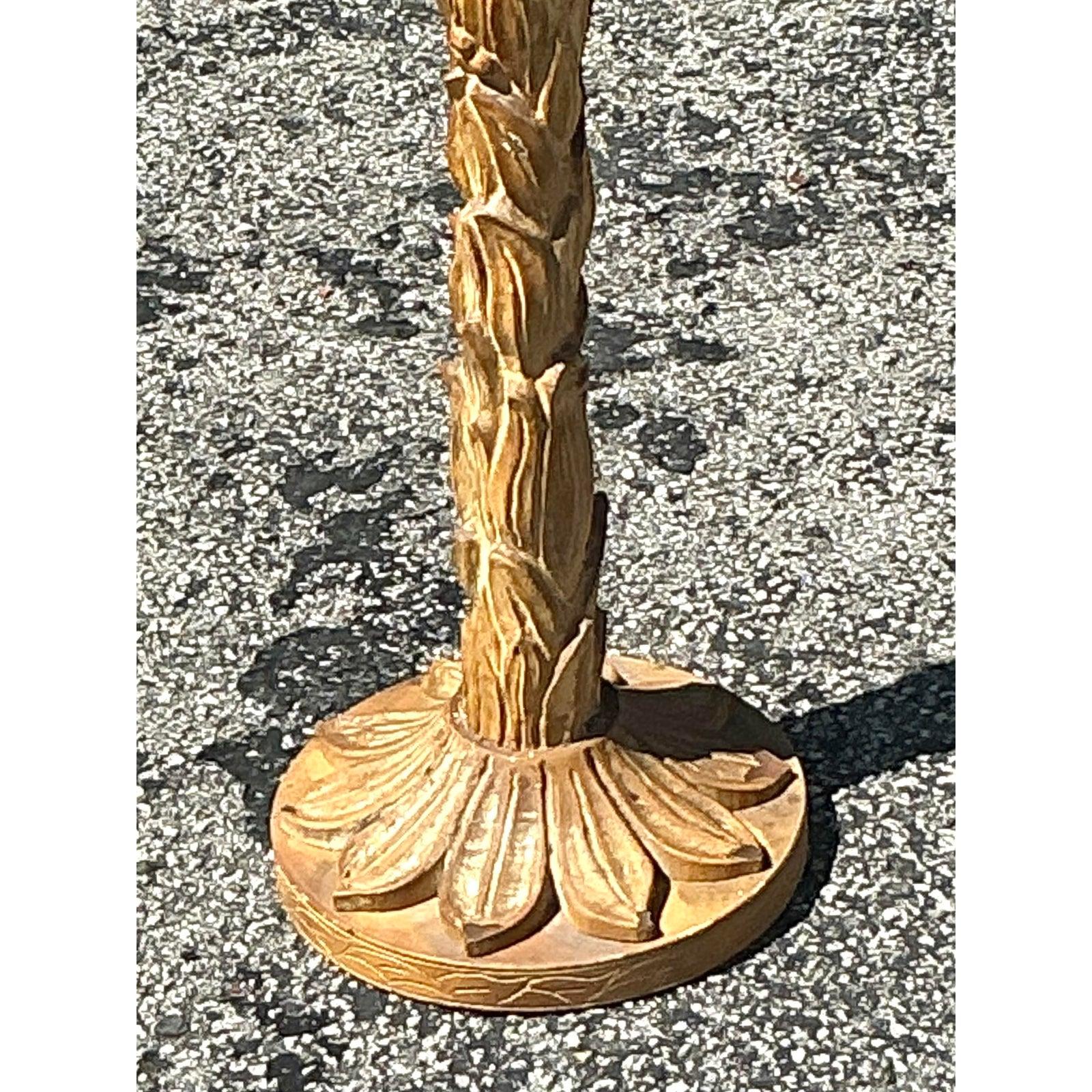 Rehaussez votre intérieur avec cet exquis lampadaire vintage de style Regency, doté d'une base en bois méticuleusement sculptée à la main et ornée de motifs de feuilles complexes. La finition chaude en bois naturel met en valeur le design organique,