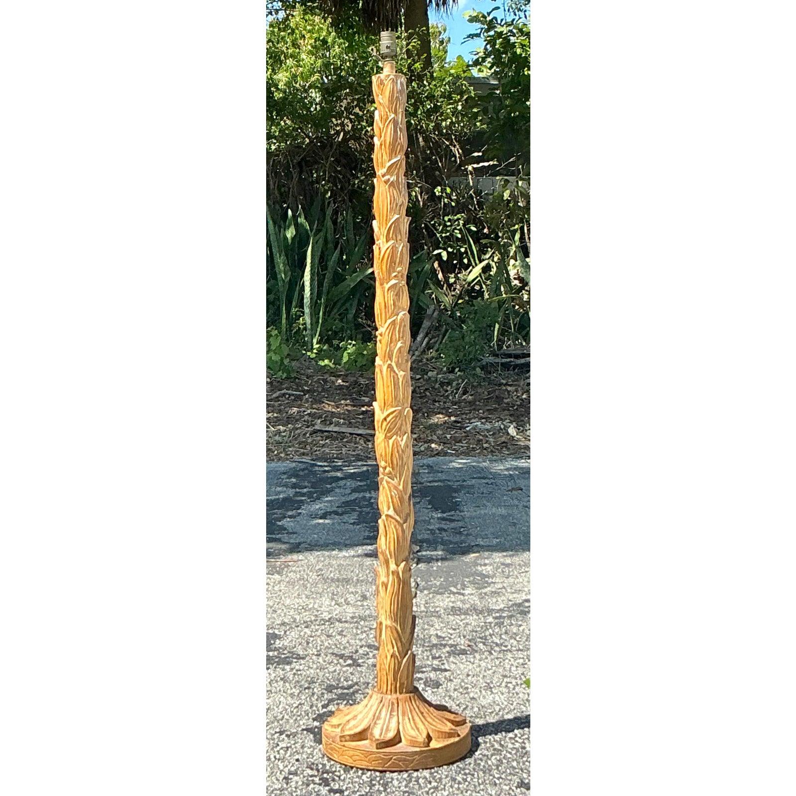 Américain Lampadaire Regency vintage en bois sculpté en vente
