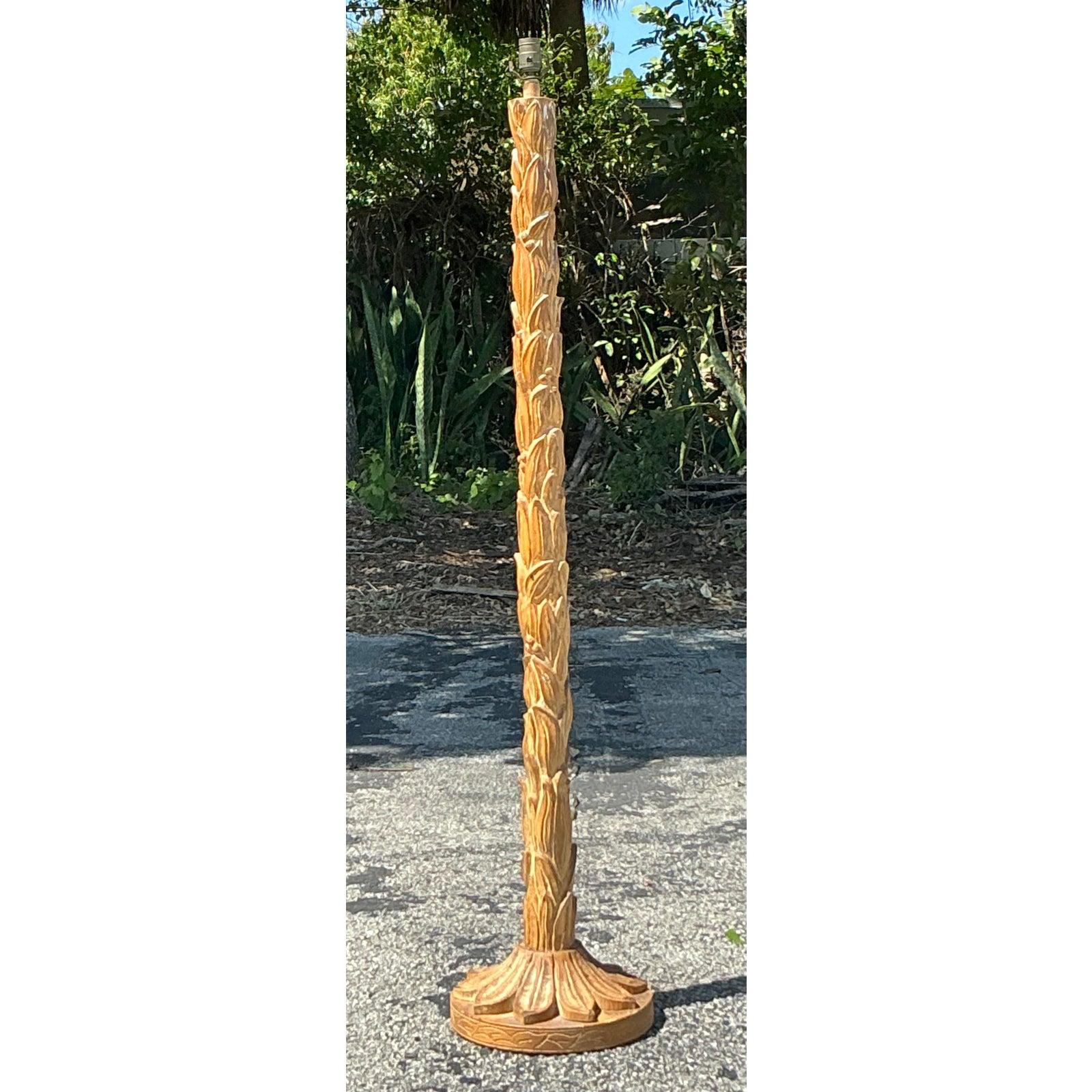 Lampadaire Regency vintage en bois sculpté Bon état - En vente à West Palm Beach, FL