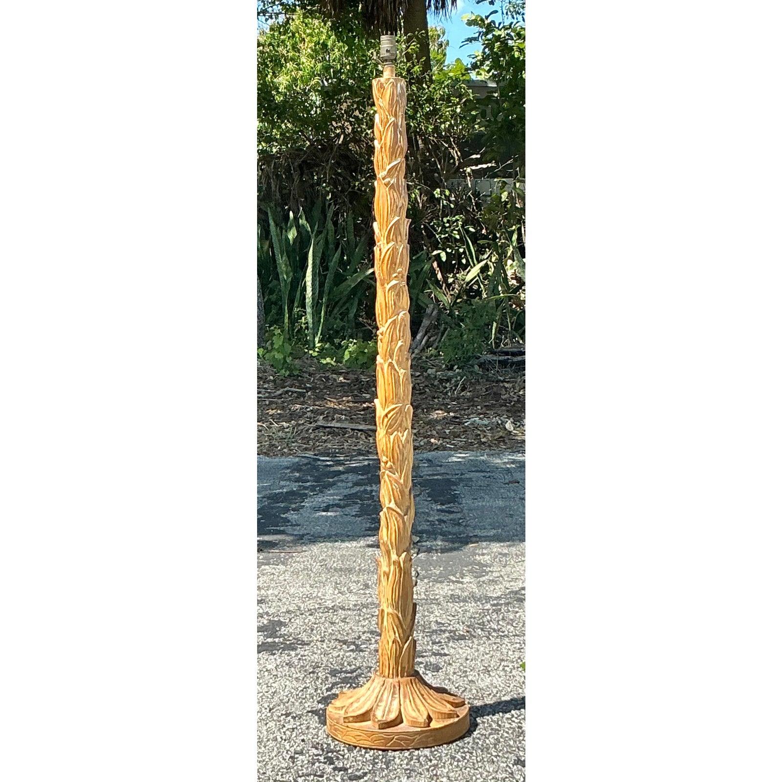 Bois Lampadaire Regency vintage en bois sculpté en vente