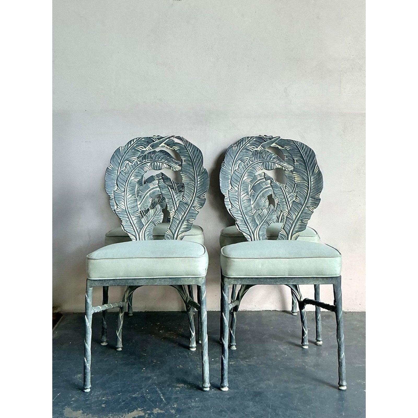Eleva il tuo spazio da pranzo con questo raffinato set di quattro sedie da pranzo vintage Hollywood Regency, caratterizzate da un caratteristico design a foglia di banana realizzato in fusione di alluminio. Queste sedie incarnano l'estetica opulenta
