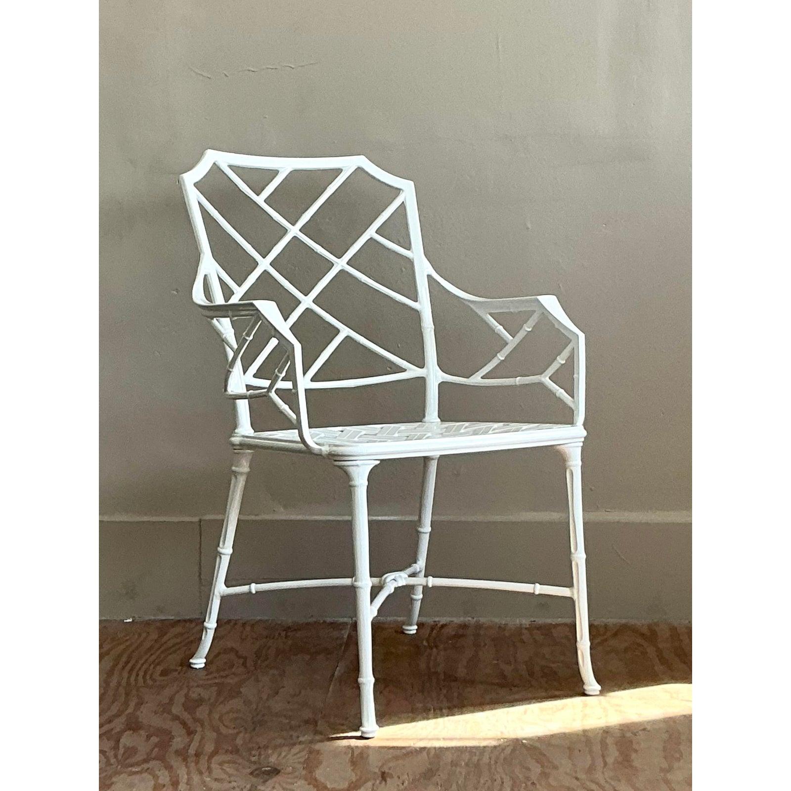 Pieza por excelencia del glamour de la Regencia de Hollywood, este sillón Chippendale chino de época es una recreación del célebre estilo Calcuta del renombrado fabricante Brown Jordan. Fabricada por expertos en resistente aluminio fundido, presenta