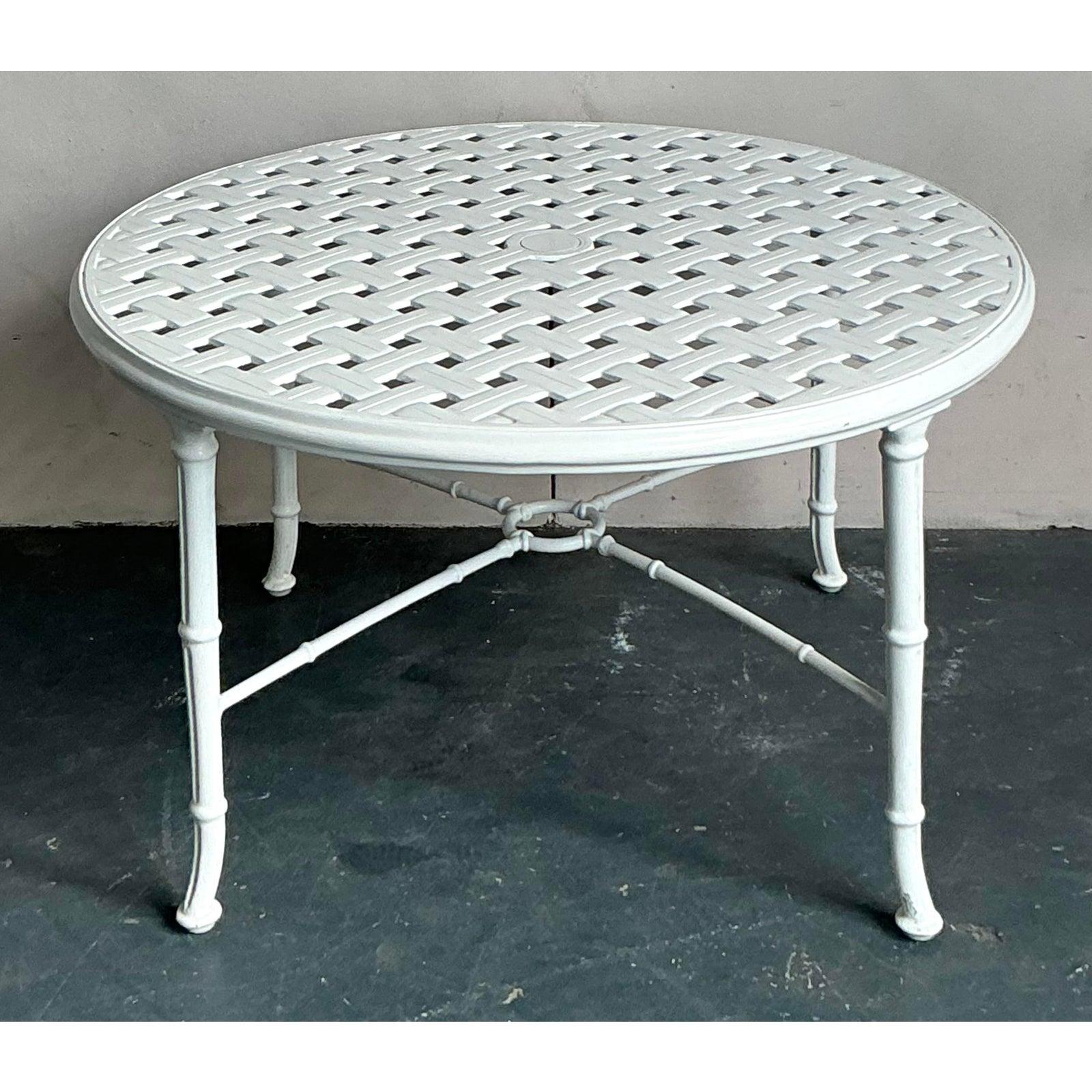 Presentamos una excepcional mesa de centro vintage de aluminio fundido Hollywood Regency, diseñada en el apreciado estilo de Brown Jordan, de mediados del siglo XX. Esta elegante mesa tiene una forma redonda clásica y un tablero con un intrincado
