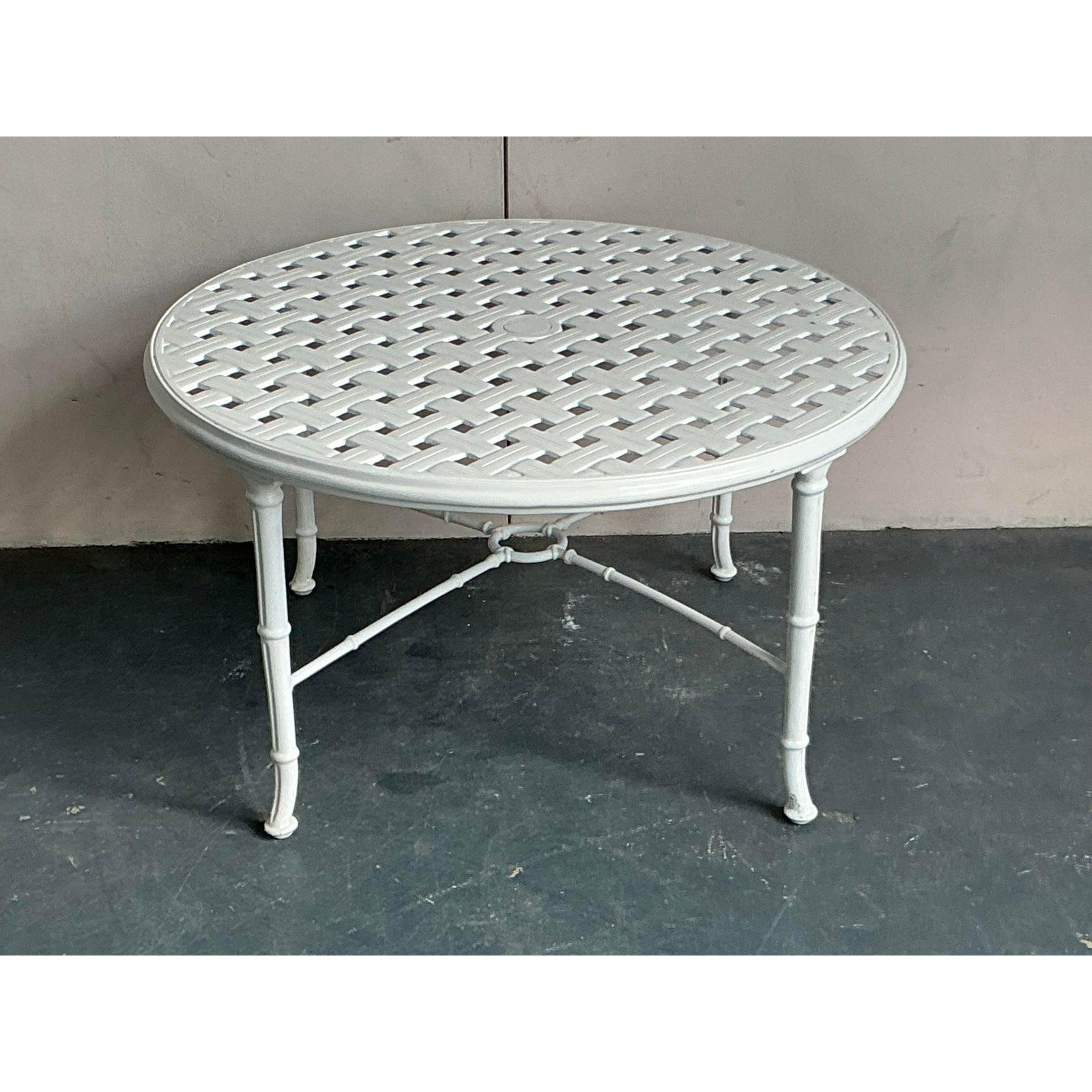 Mesa baja de aluminio fundido Vintage Regency After Brown Jordan Regencia en venta