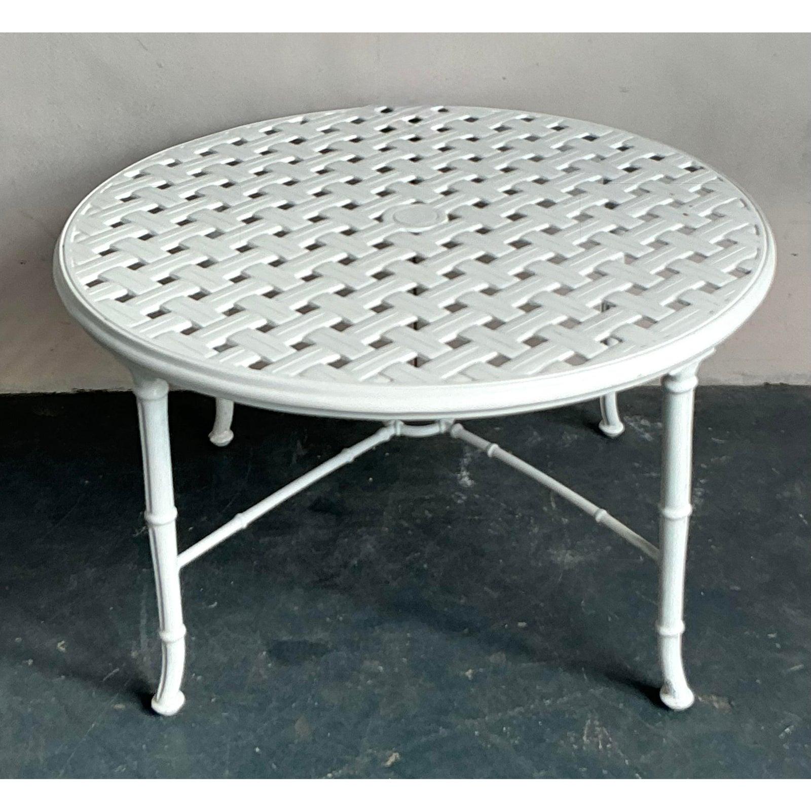 Mesa baja de aluminio fundido Vintage Regency After Brown Jordan en Bueno estado para la venta en West Palm Beach, FL