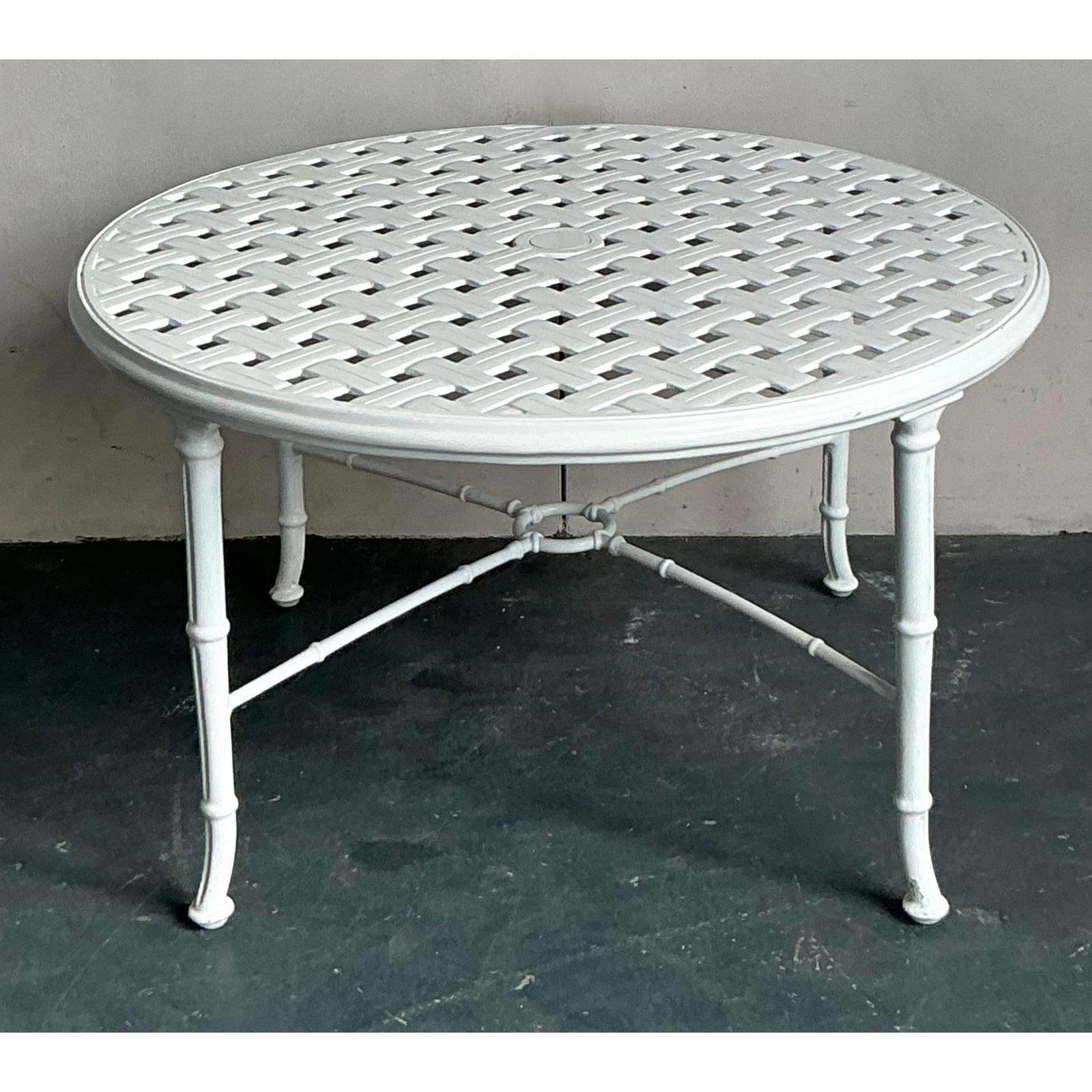 Mesa baja de aluminio fundido Vintage Regency After Brown Jordan siglo XX en venta