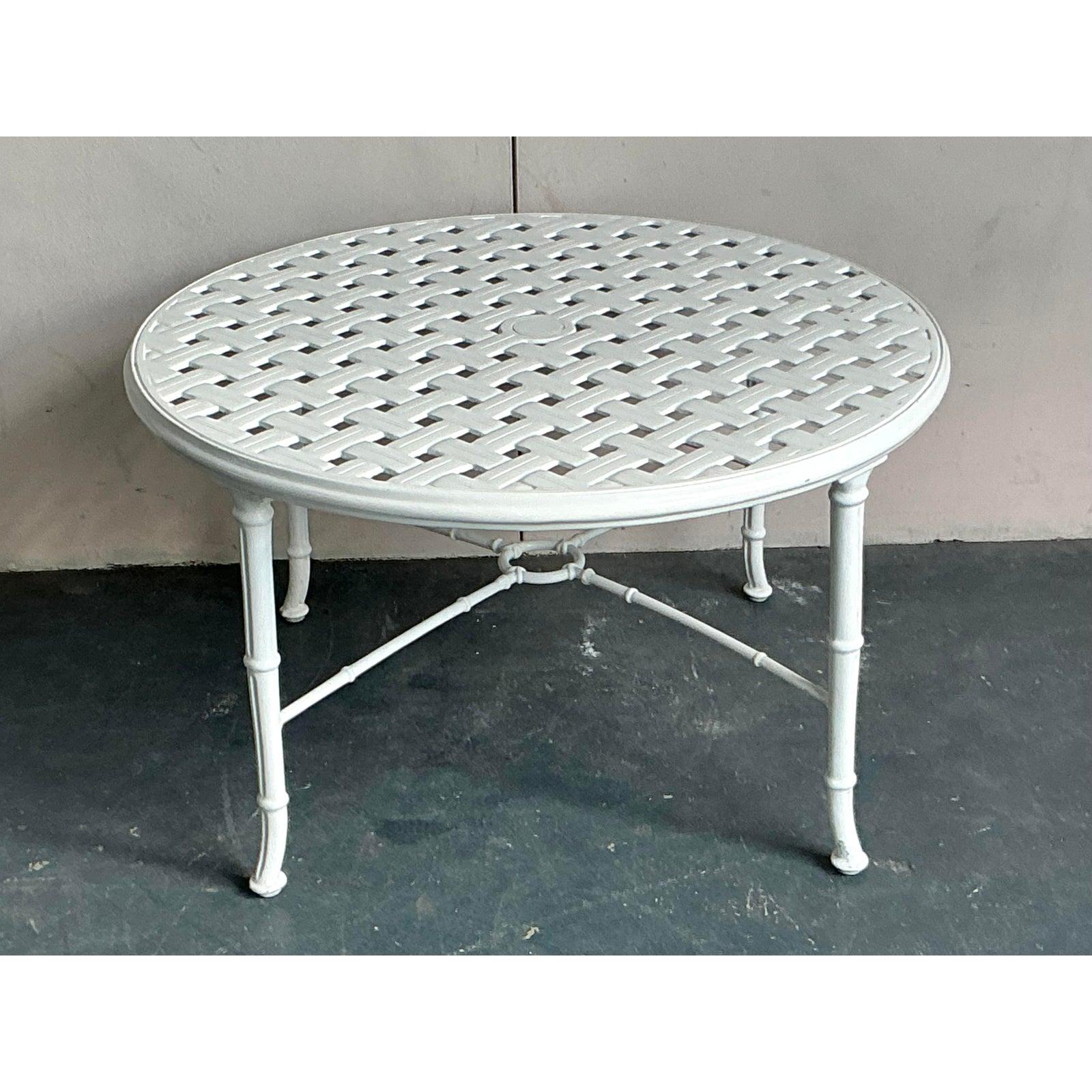 Mesa baja de aluminio fundido Vintage Regency After Brown Jordan Aluminio en venta