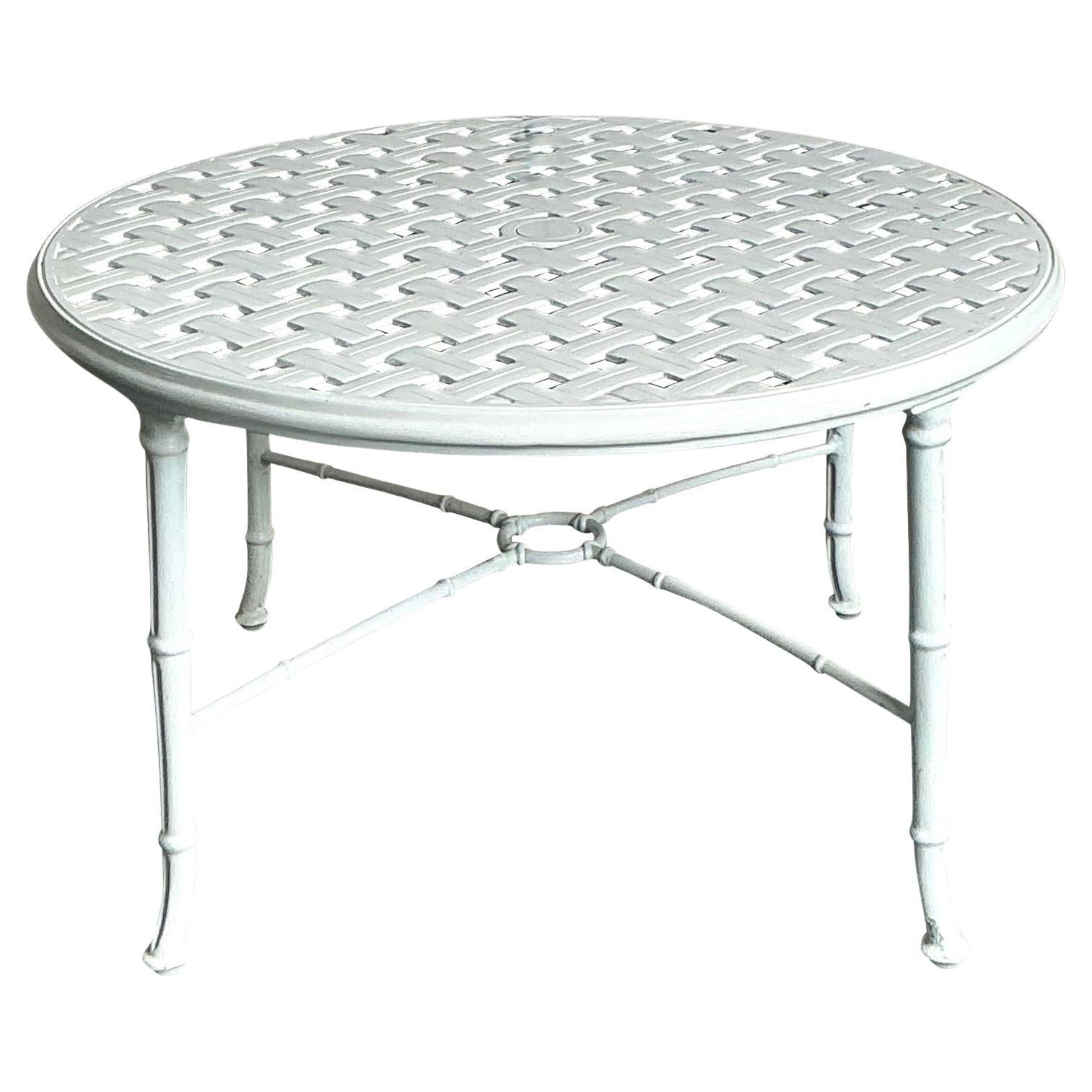 Mesa baja de aluminio fundido Vintage Regency After Brown Jordan en venta
