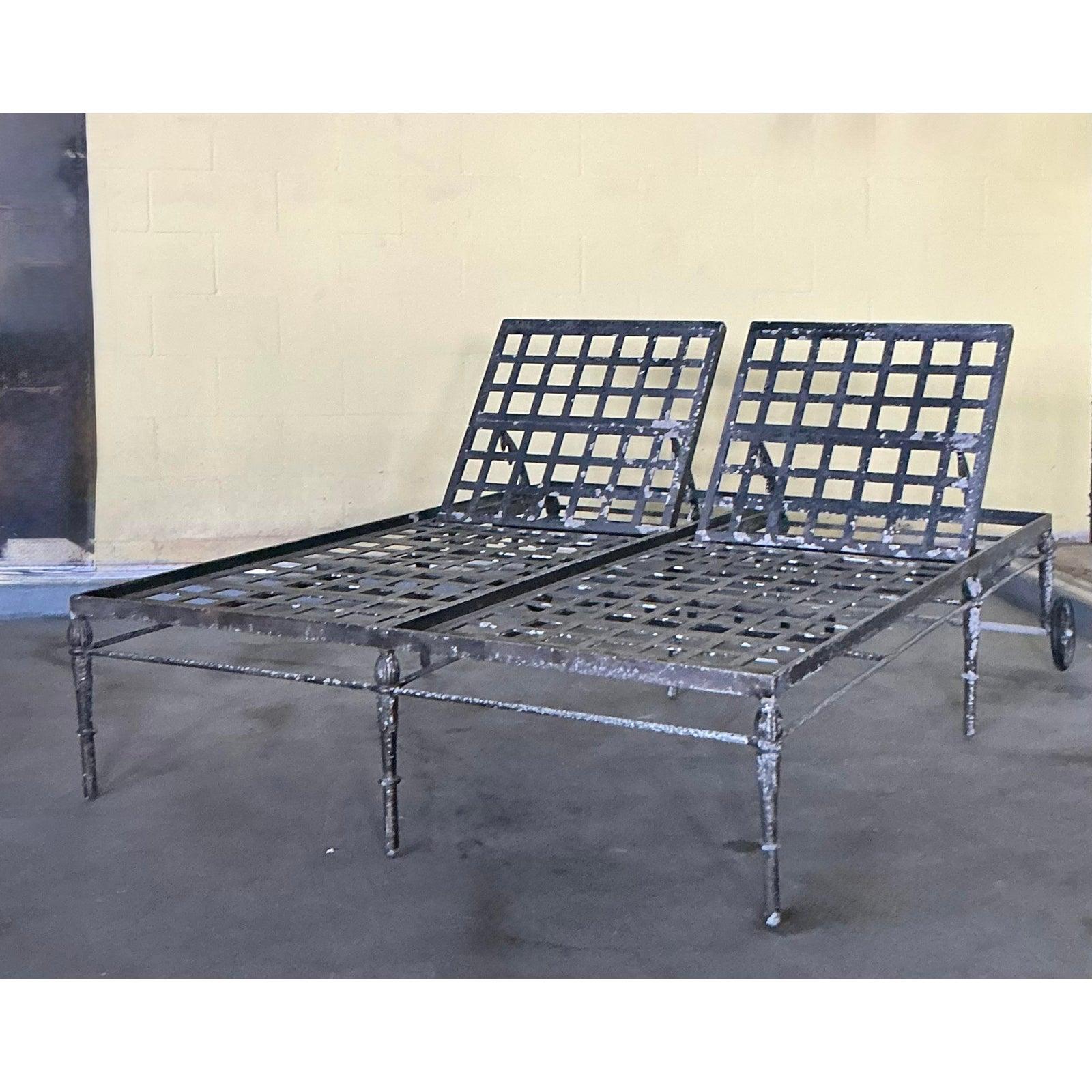 Alluminio Chaise Lounge doppia in alluminio fuso d'epoca dopo Michael Taylor in vendita