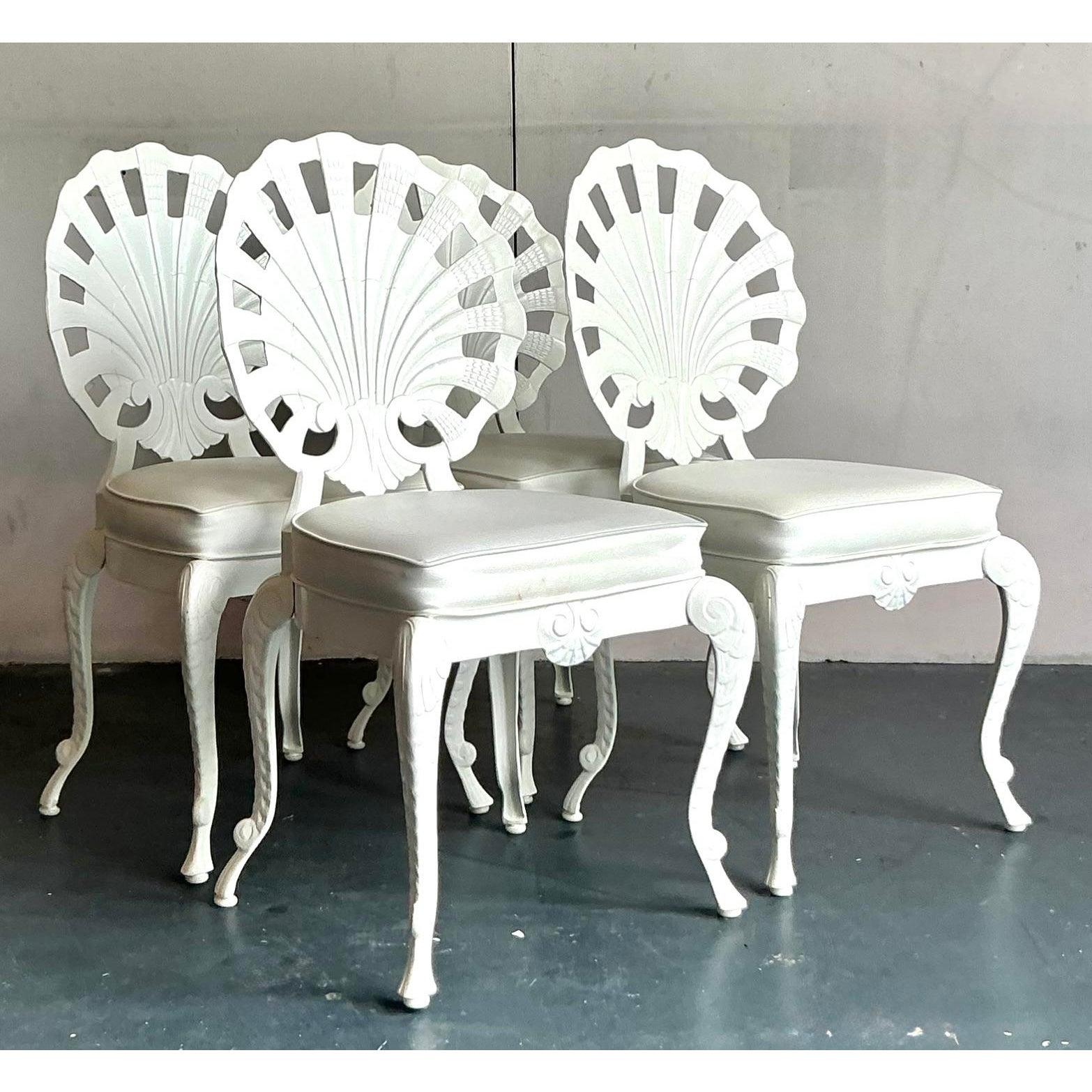 Infondi nella tua casa un tocco di fantasia marina e di glamour da Hollywood Regency con questo incantevole set di quattro sedie da grotta vintage Tropitone. Ogni sedia è un capolavoro di design stravagante, caratterizzato da un drammatico schienale