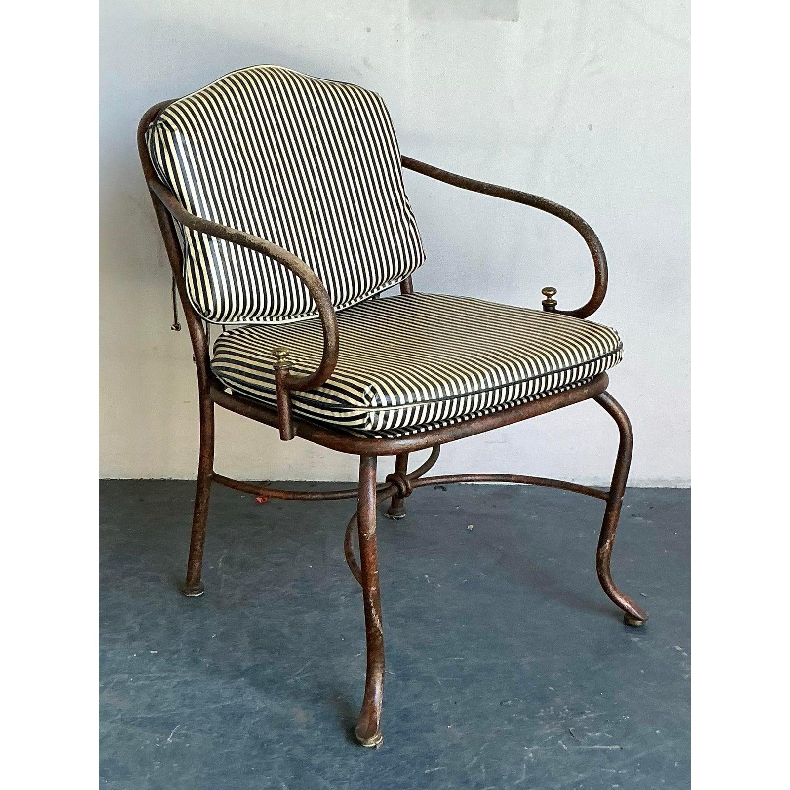 Aggiungi un'eleganza senza tempo alla tua collezione di sedute con questa sedia da salotto Vintage Regency in alluminio fuso. Caratterizzata da curve aggraziate, braccioli a voluta e una robusta struttura in metallo, questa sedia bilancia