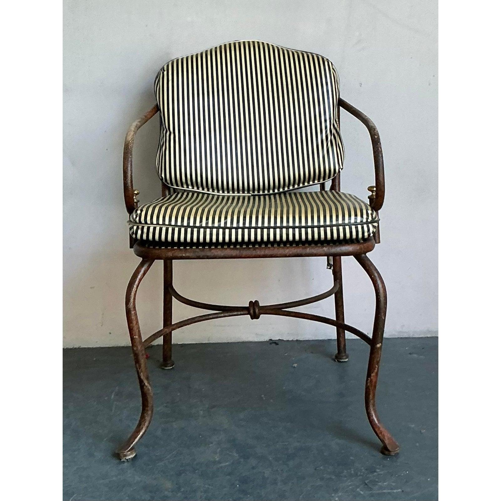 Sedia da salotto vintage in alluminio fuso Regency in vendita 2