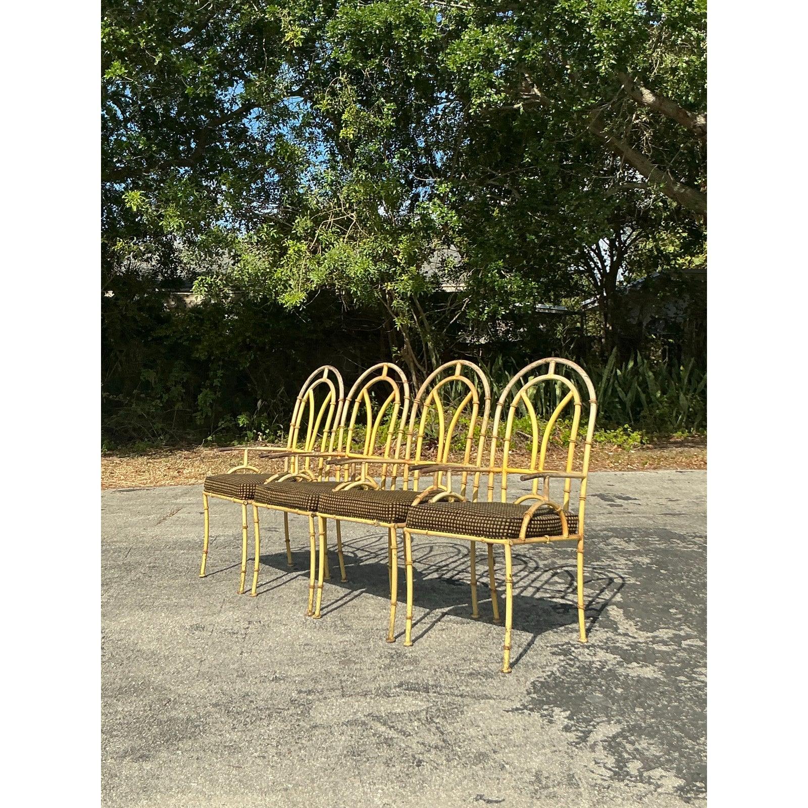 Rehaussez votre patio ou votre jardin avec ce remarquable ensemble de salle à manger d'extérieur Regency vintage, doté d'un cadre sculptural en fonte d'aluminium fini dans un charmant design de faux bambou. Les détails complexes de la base et des