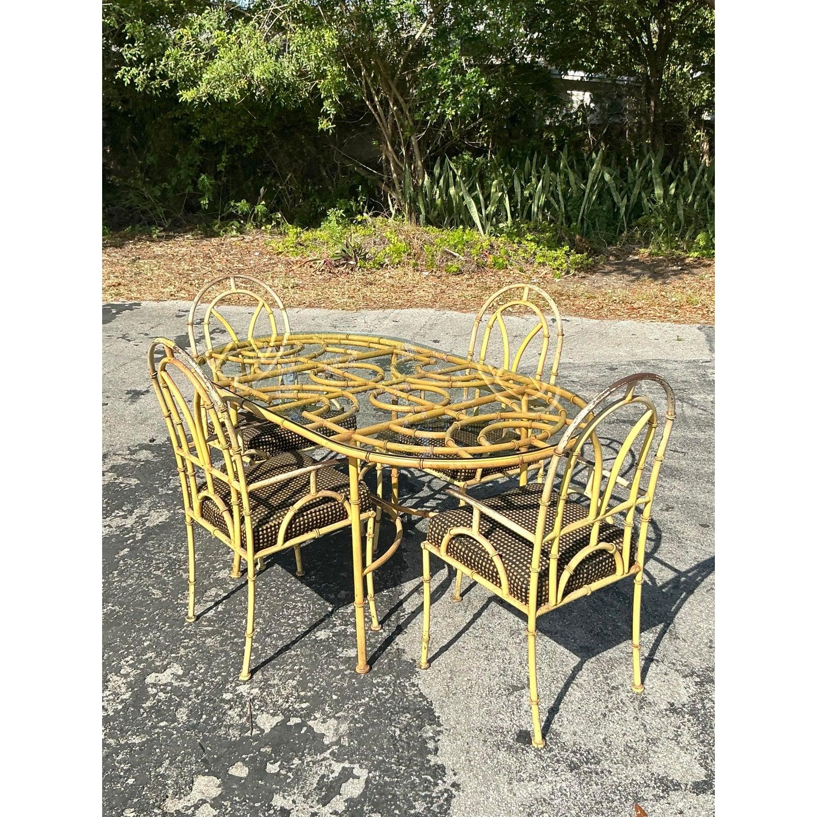 Table et 4 chaises de salle à manger d'extérieur en fonte d'aluminium Vintage Regency Bon état à west palm beach, FL