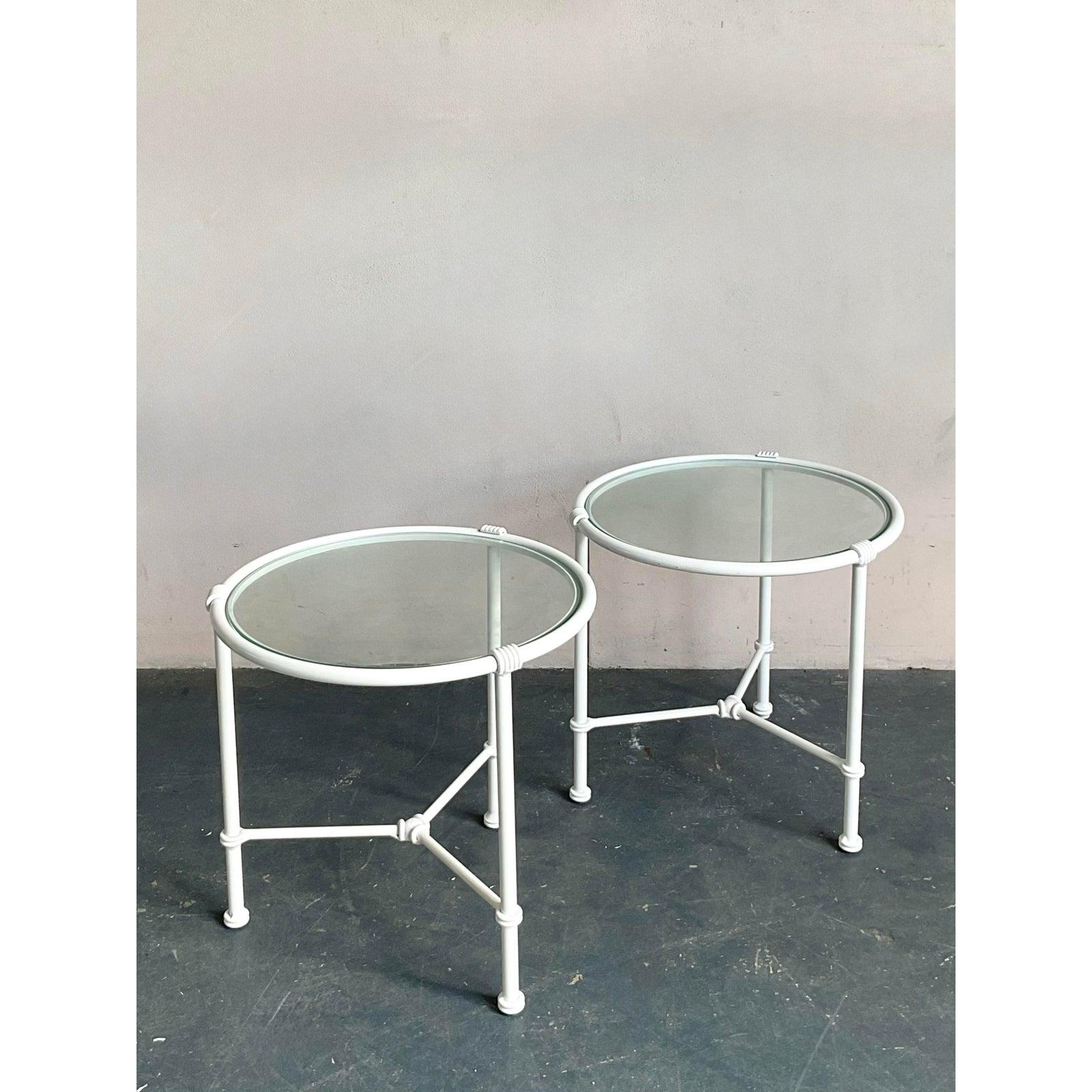 Tables d'appoint d'extérieur en fonte d'aluminium Vintage Regency - La paire Bon état - En vente à West Palm Beach, FL