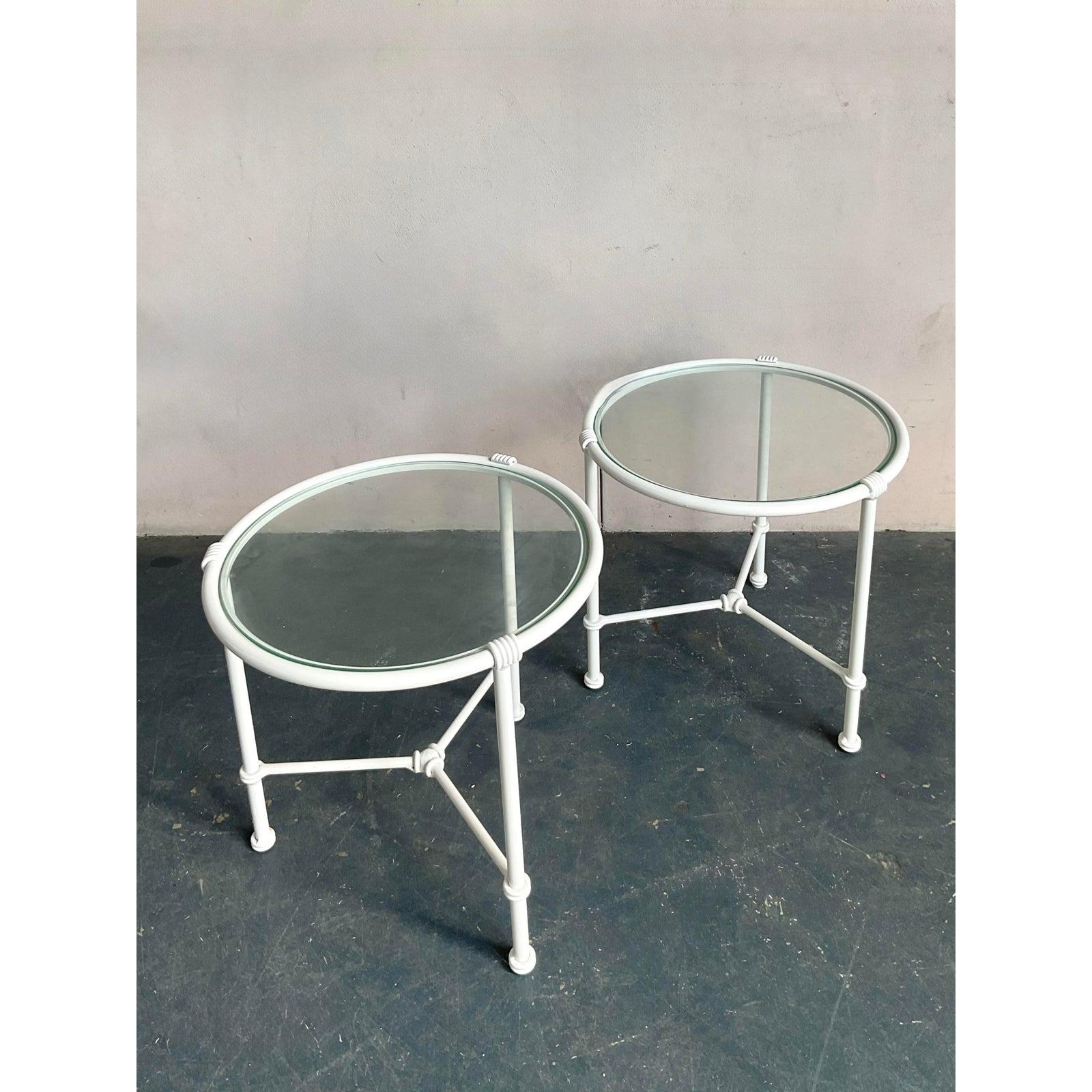 20ième siècle Tables d'appoint d'extérieur en fonte d'aluminium Vintage Regency - La paire en vente
