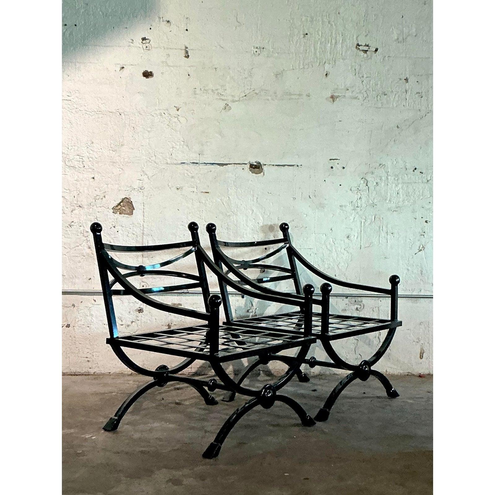 Une superbe paire de chaises longues vintage, évoquant l'élégance intemporelle du design néoclassique. Méticuleusement fabriquées en fonte d'aluminium durable et finies dans un noir satiné sophistiqué, leur conception est basée sur la forme
