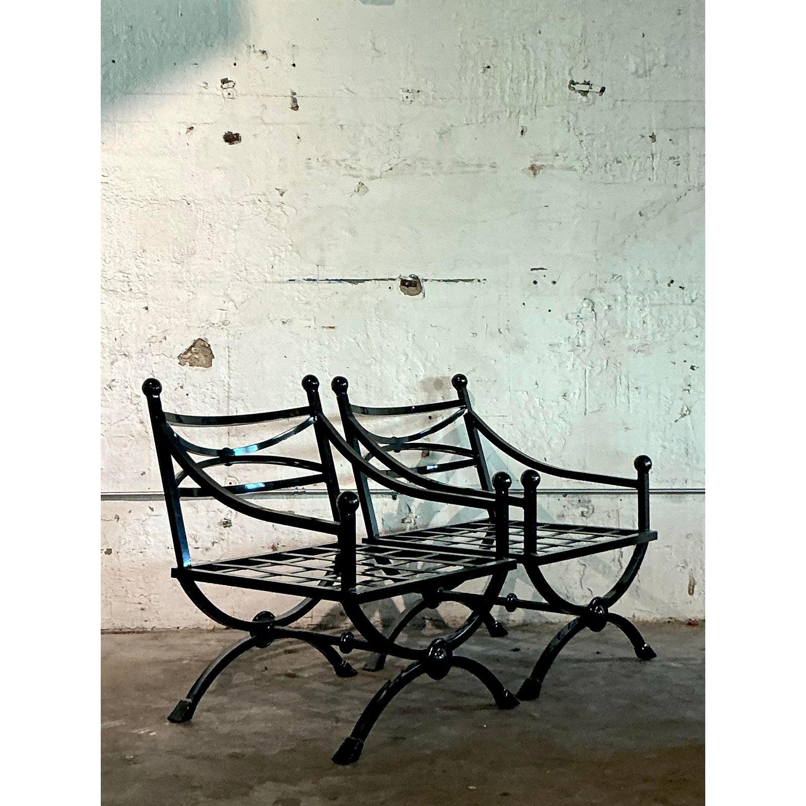 Néoclassique Chaises longues à accoudoirs inclinés en fonte d'aluminium Vintage Regency - une paire en vente