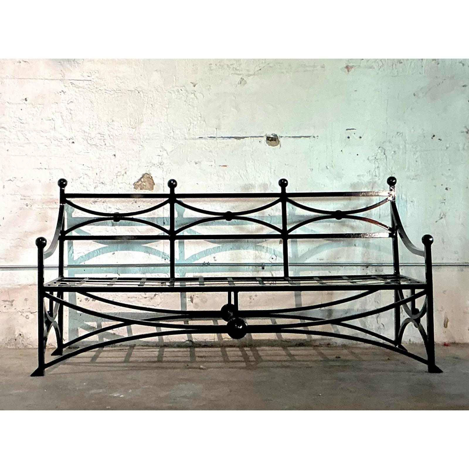 Américain Chaises longues à accoudoirs inclinés en fonte d'aluminium Vintage Regency - une paire en vente