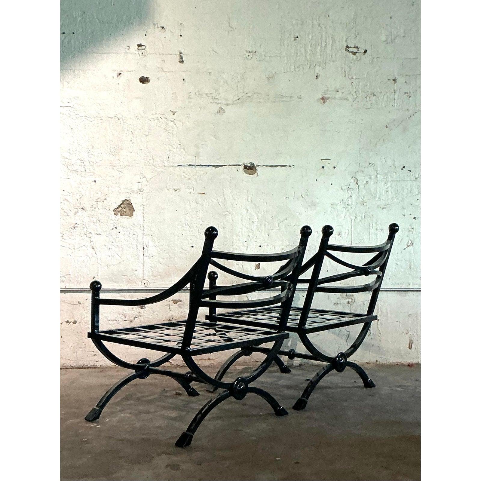 20ième siècle Chaises longues à accoudoirs inclinés en fonte d'aluminium Vintage Regency - une paire en vente